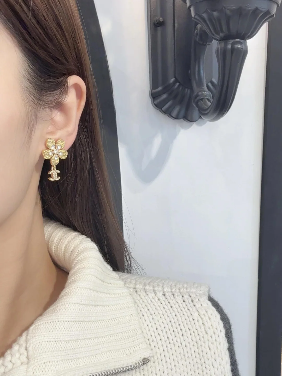 샤넬 골드 플라워 펜던트 더블 C 스터드 귀걸이 상세 이미지 2