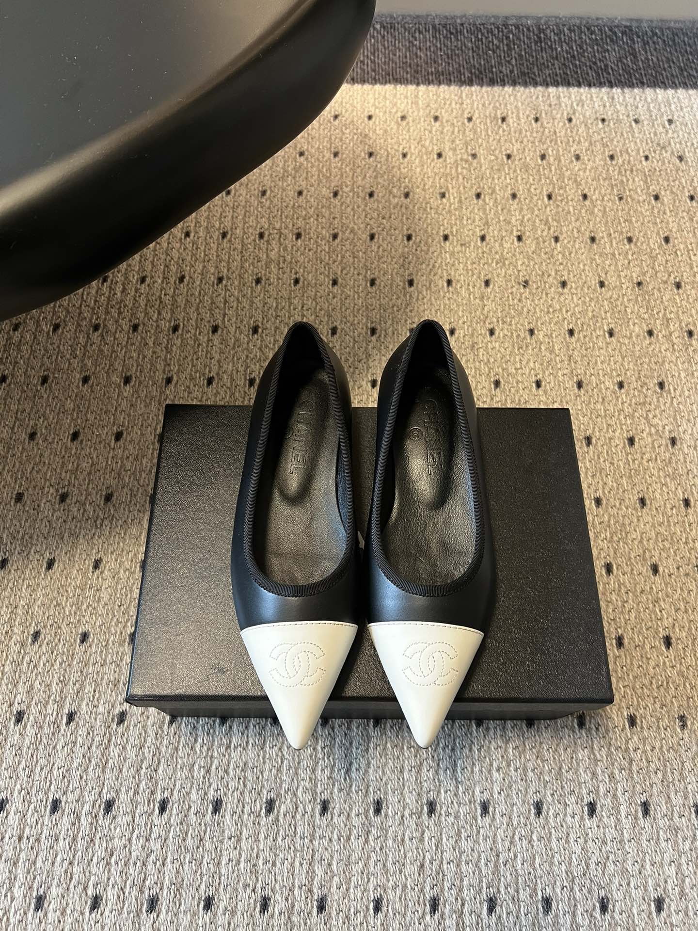 샤넬 더블 C 블록 포인티드 토 플랫슈즈 상세 이미지 1