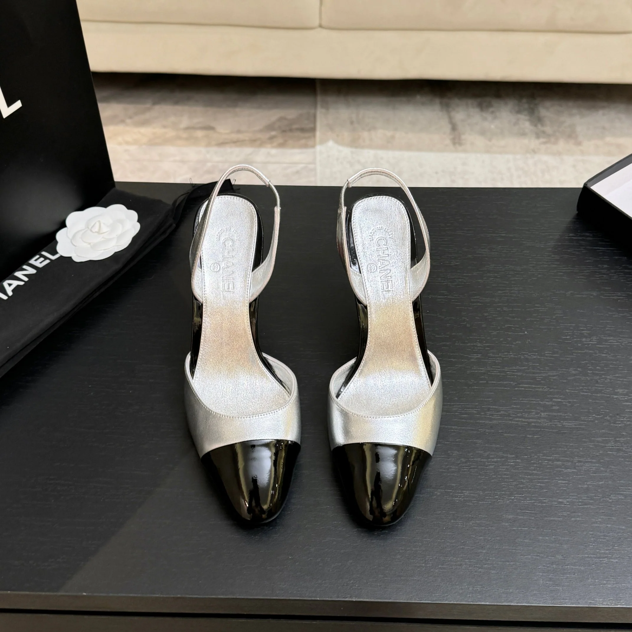 샤넬 더블 C 컷아웃 플랫 힐 신발 115367