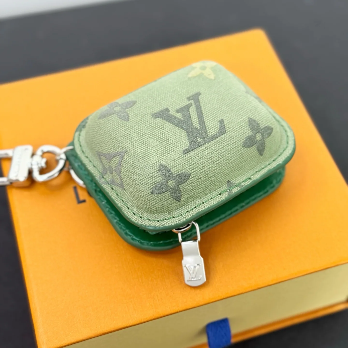 루이비통 LV TUNE 모노그램 가죽 키링 상세 이미지 5