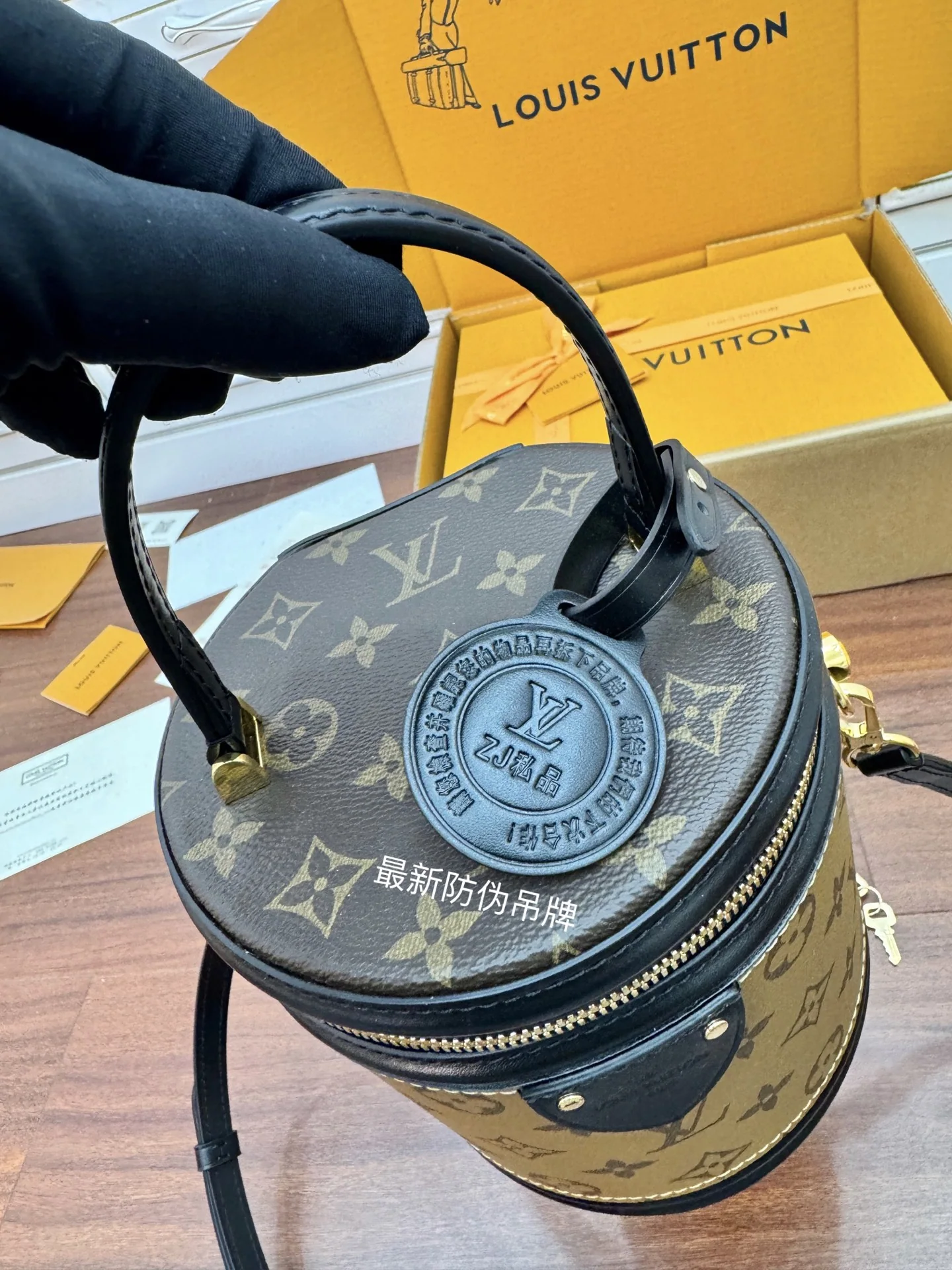 루이비통 M43986 가죽 가방 상세 이미지 4