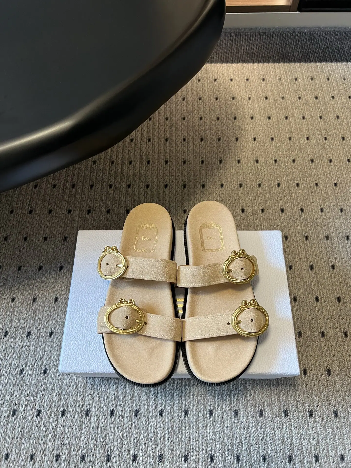 디올 더블 스트랩 메탈 버클 플랫 샌들 상세 이미지 1