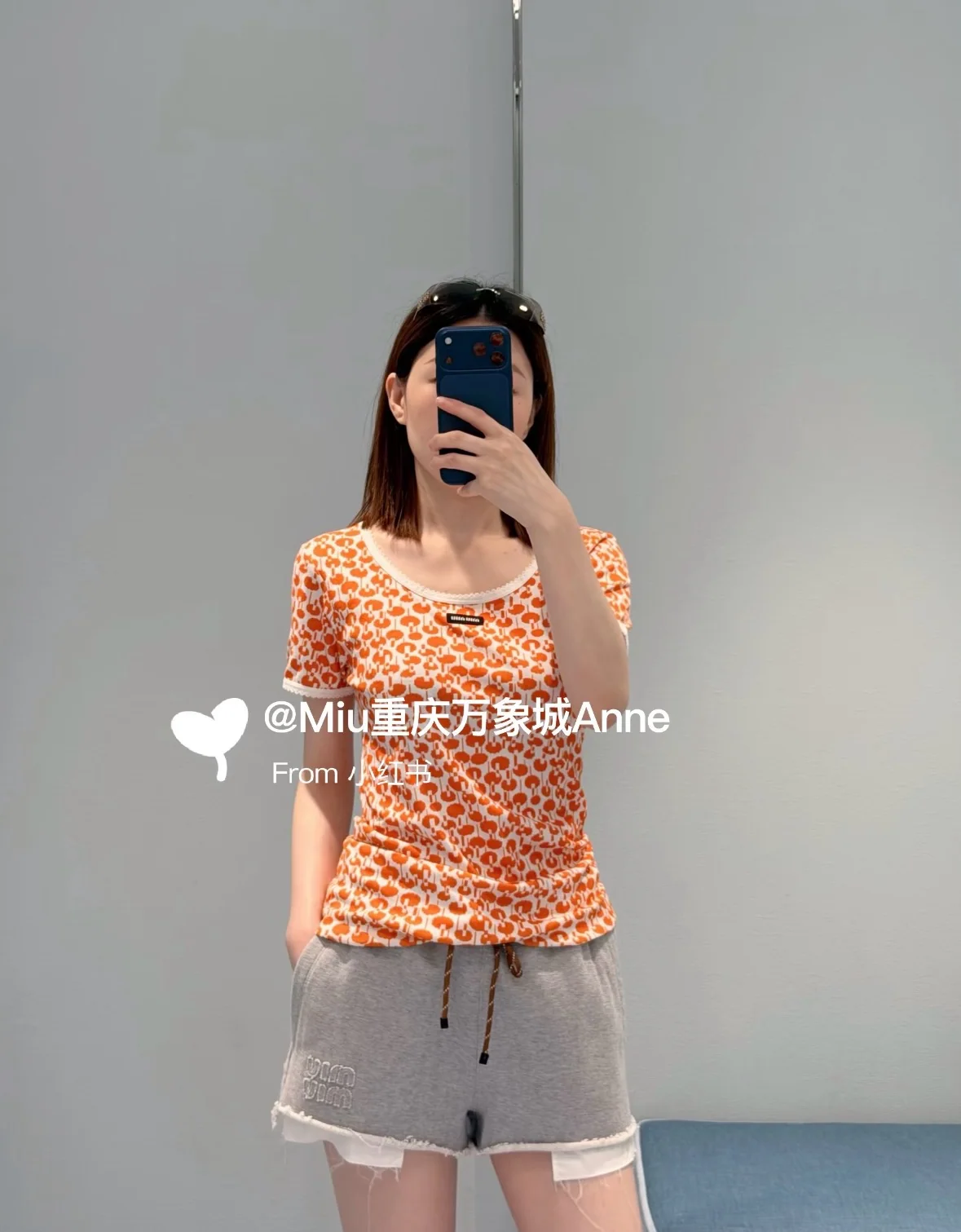 미우미우 오렌지 그래픽 레이스 트림 반팔 티셔츠 상세 이미지 4
