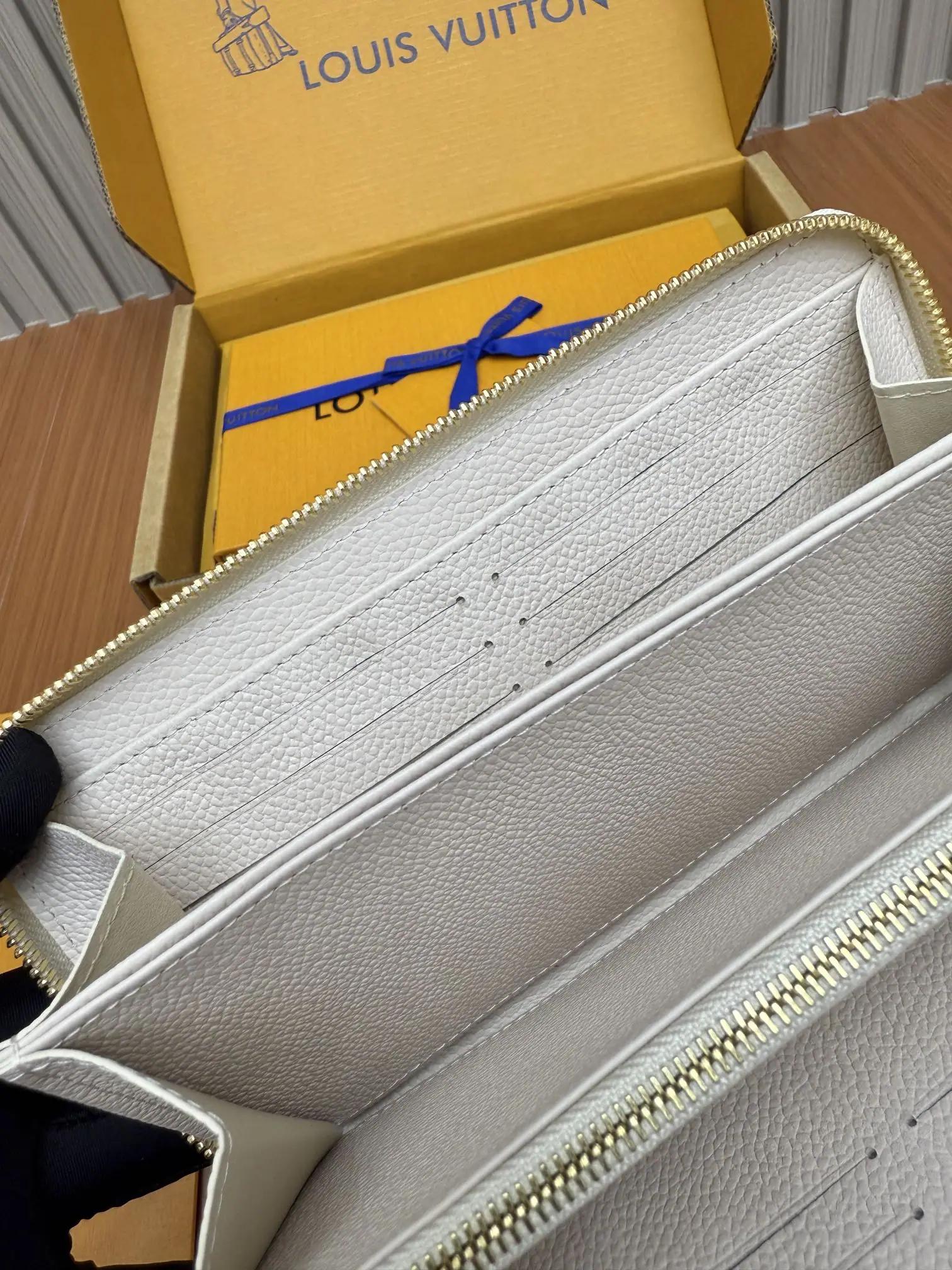 루이비통 M25594 올 스틸 지갑 상세 이미지 4