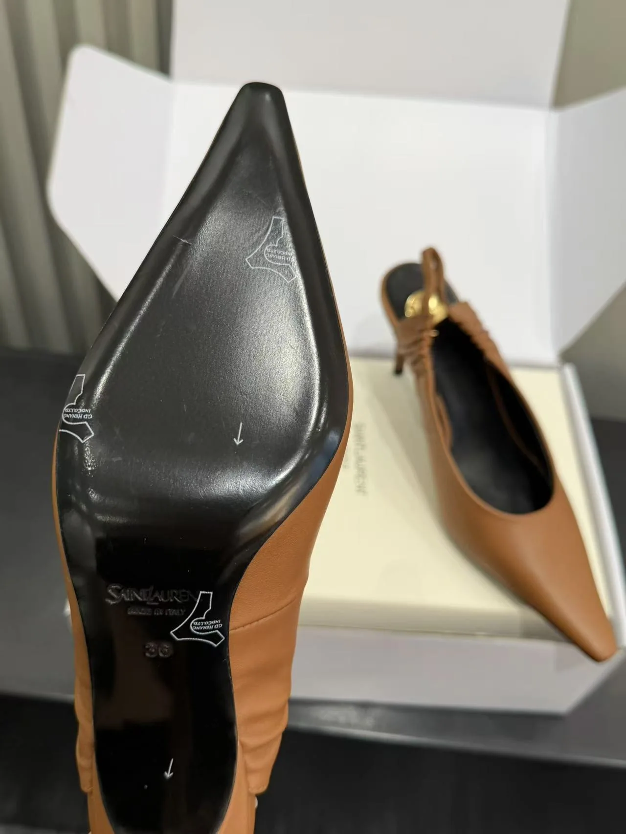 생로랑 YSL 스퀘어 토 오픈 백 샌들 상세 이미지 9