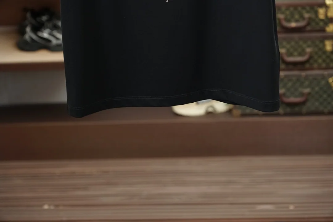베르사체 라인스톤 로고 크루넥 남성 반팔 티셔츠 상세 이미지 4