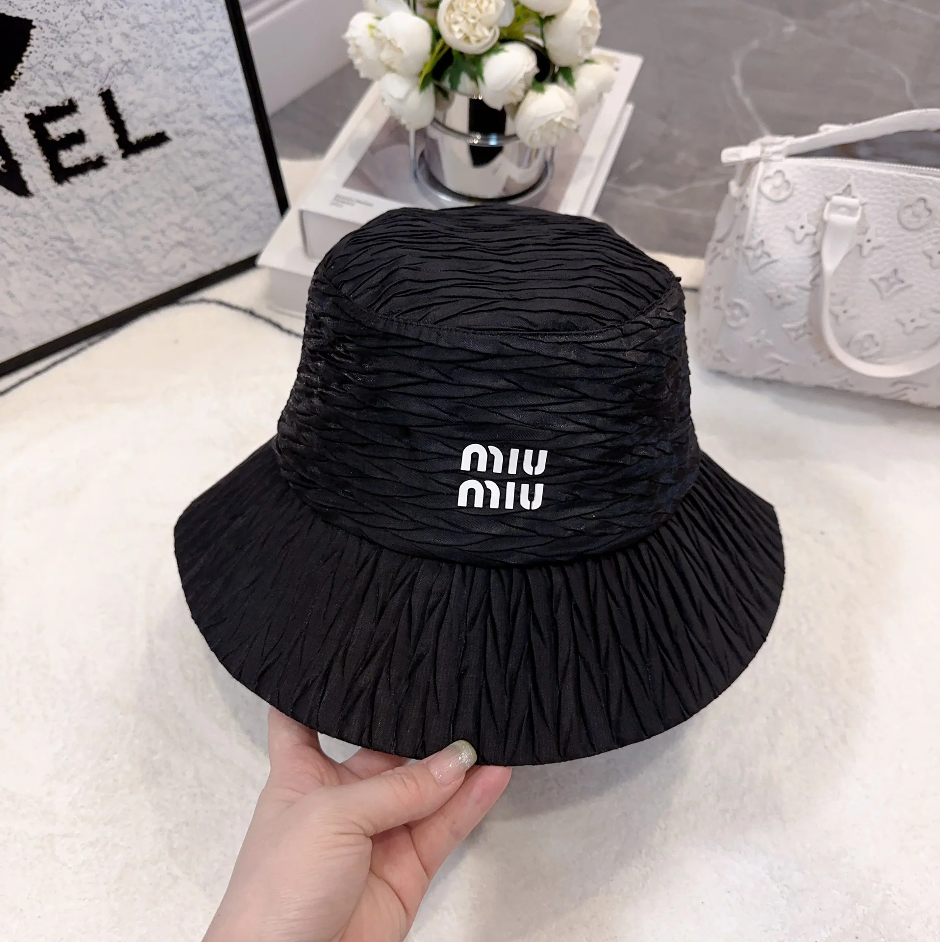 미우미우 주름 새틴 피셔맨 햇 상세 이미지 3