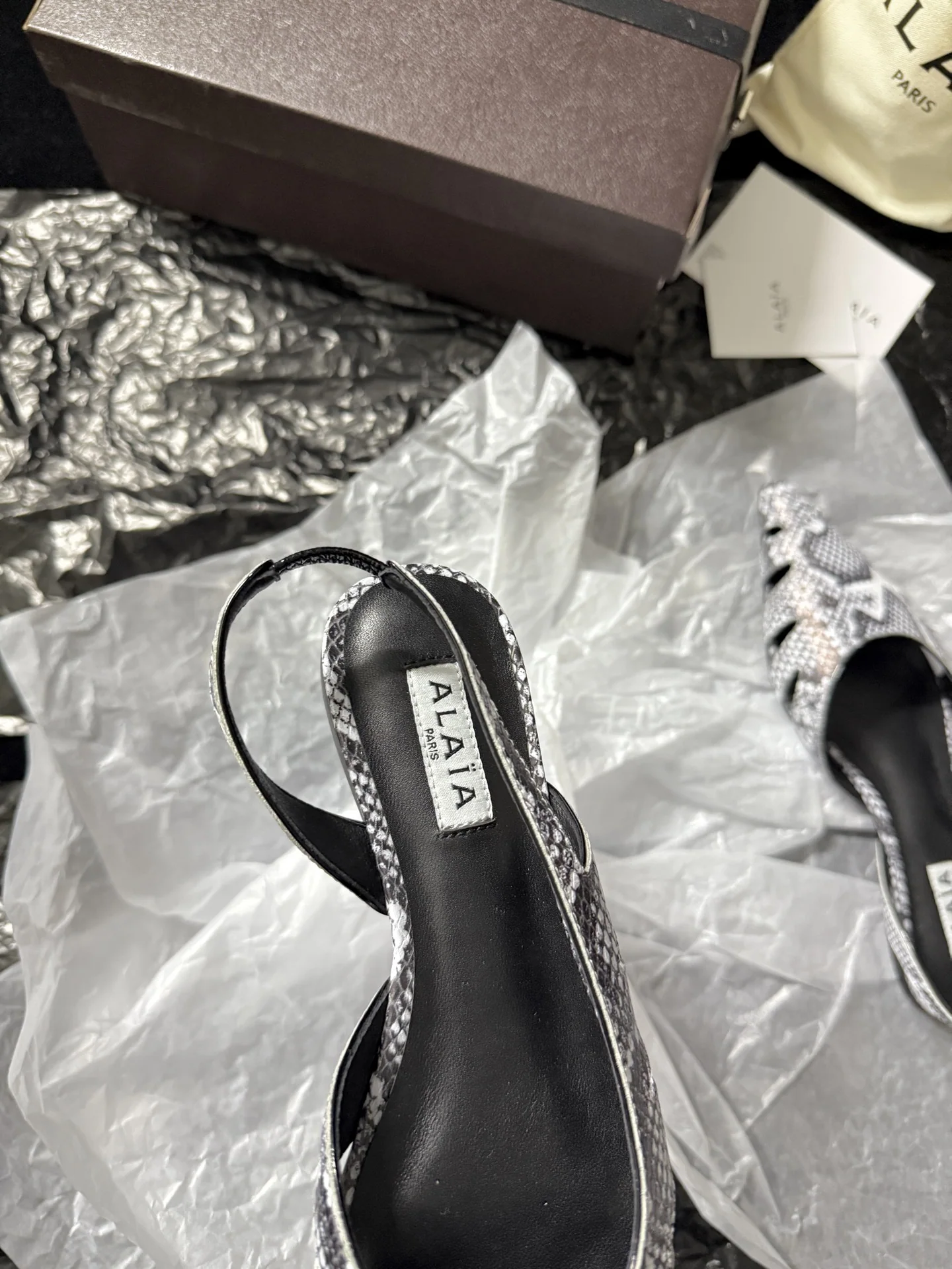 알라이아 스네이크스킨 커팅 아웃 백리스 샌들 상세 이미지 7