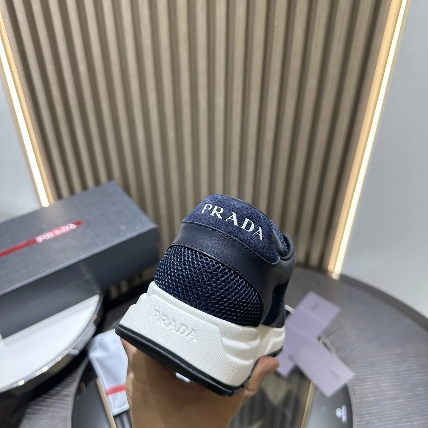 프라다 레트로 가죽 스니커즈 상세 이미지 7