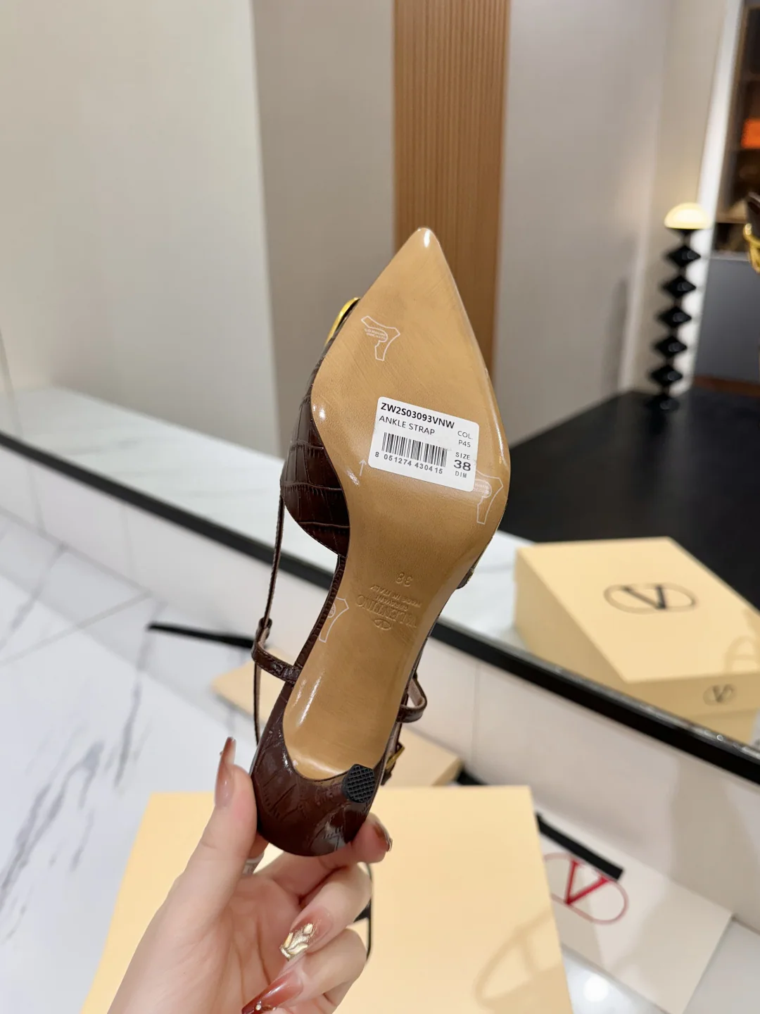 발렌티노 V로고 버클 포인티드토 하이힐 샌들 상세 이미지 9