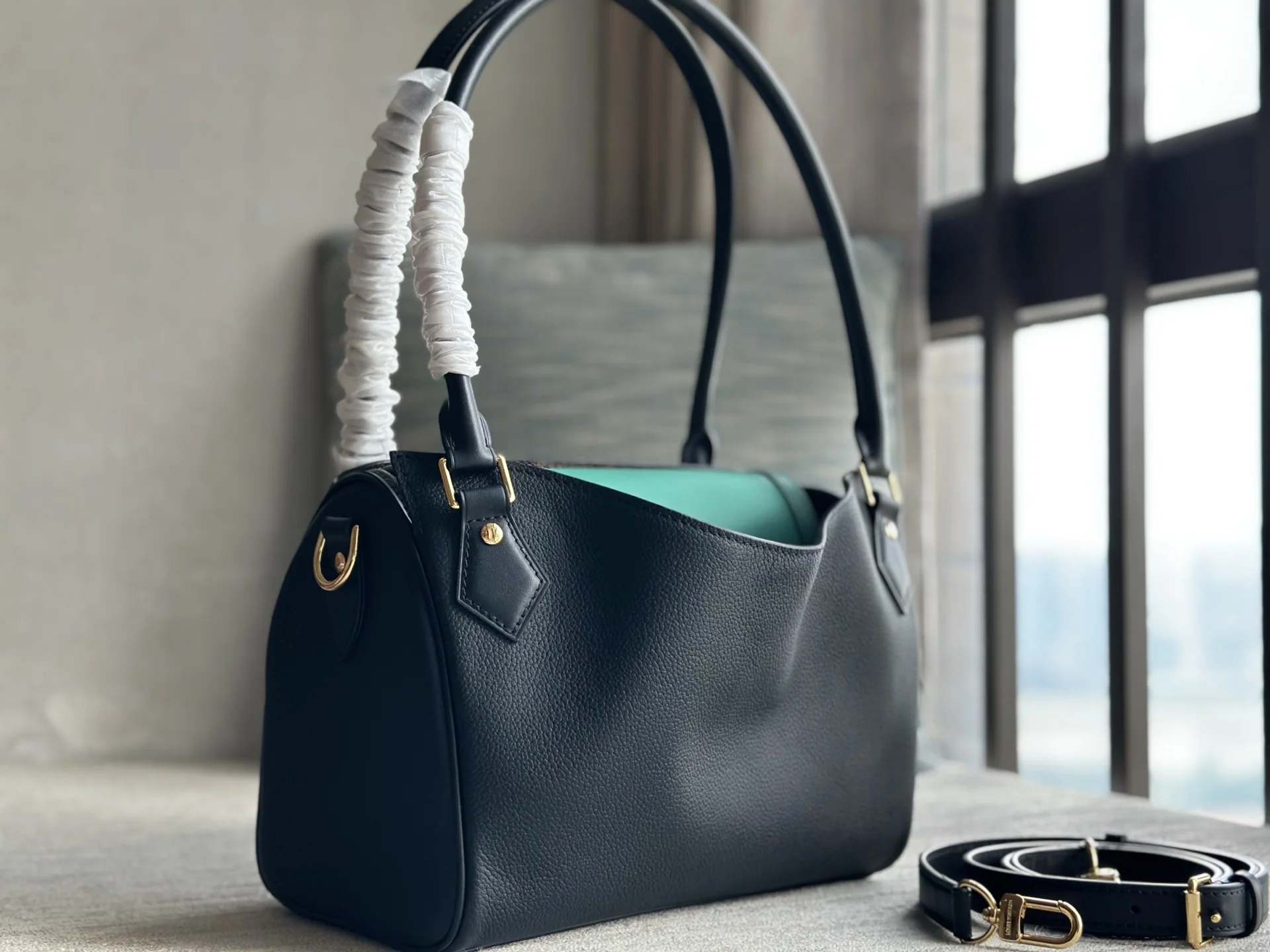 루이비통 FW 26 피카부 스피디 리버스 숄더백 M30327 상세 이미지 2