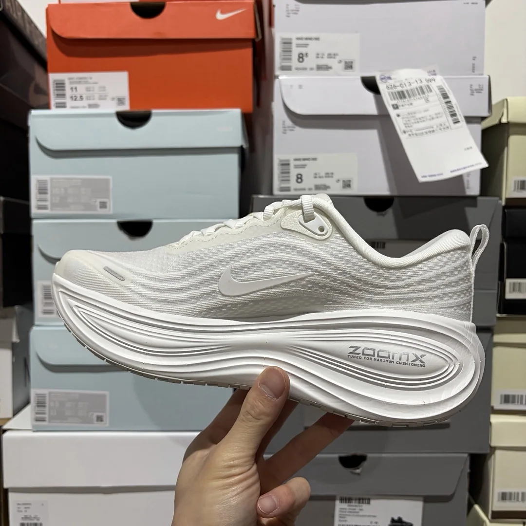 나이키 [GT] 보메로 플러스 HV8154-102 201497 Nike Vomero Plus Triple White 상세 이미지 6