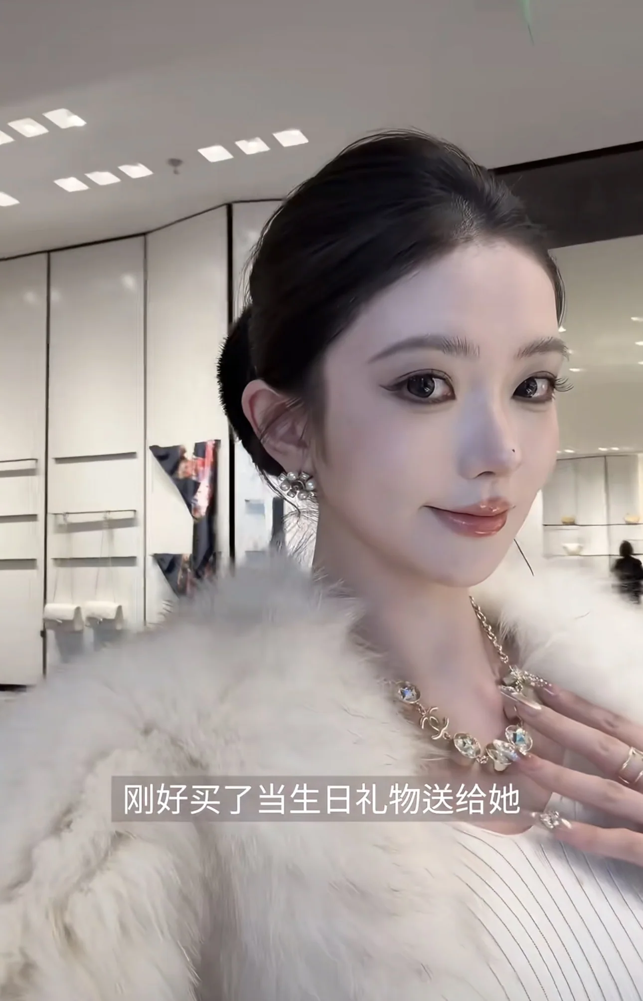 샤넬 골드 더블 C 버튼 크리스탈 목걸이 상세 이미지 9