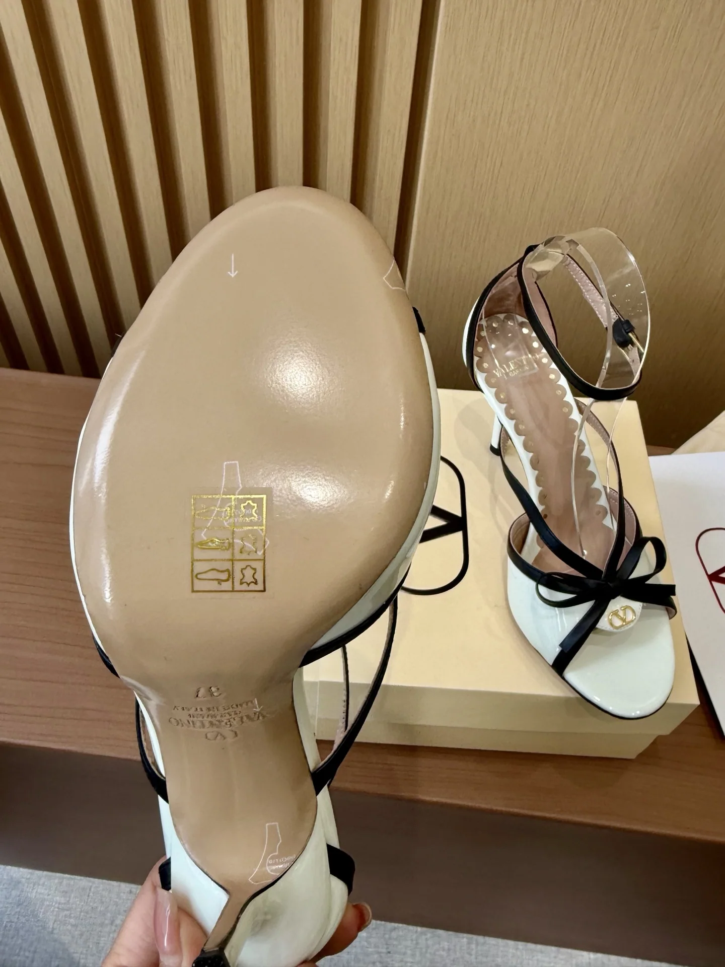 발렌티노 V 버클 보우 하이힐 샌들 상세 이미지 9