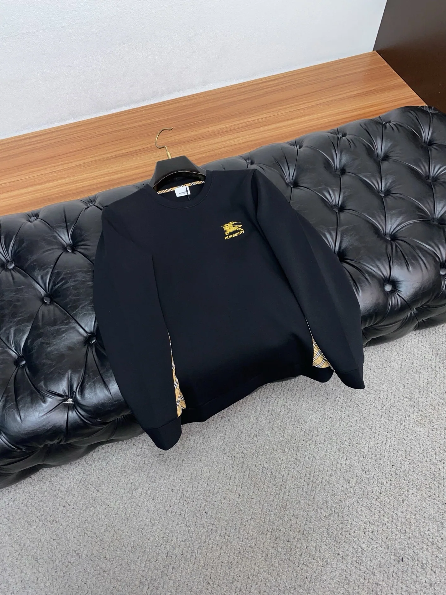 버버리 남성용 미니멀리스트 크루넥 코튼 긴팔 스웨트셔츠 P250 상세 이미지 7