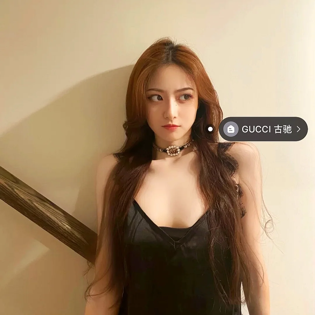 구찌 GG 레터 크리스탈 가죽 초커 목걸이 상세 이미지 8