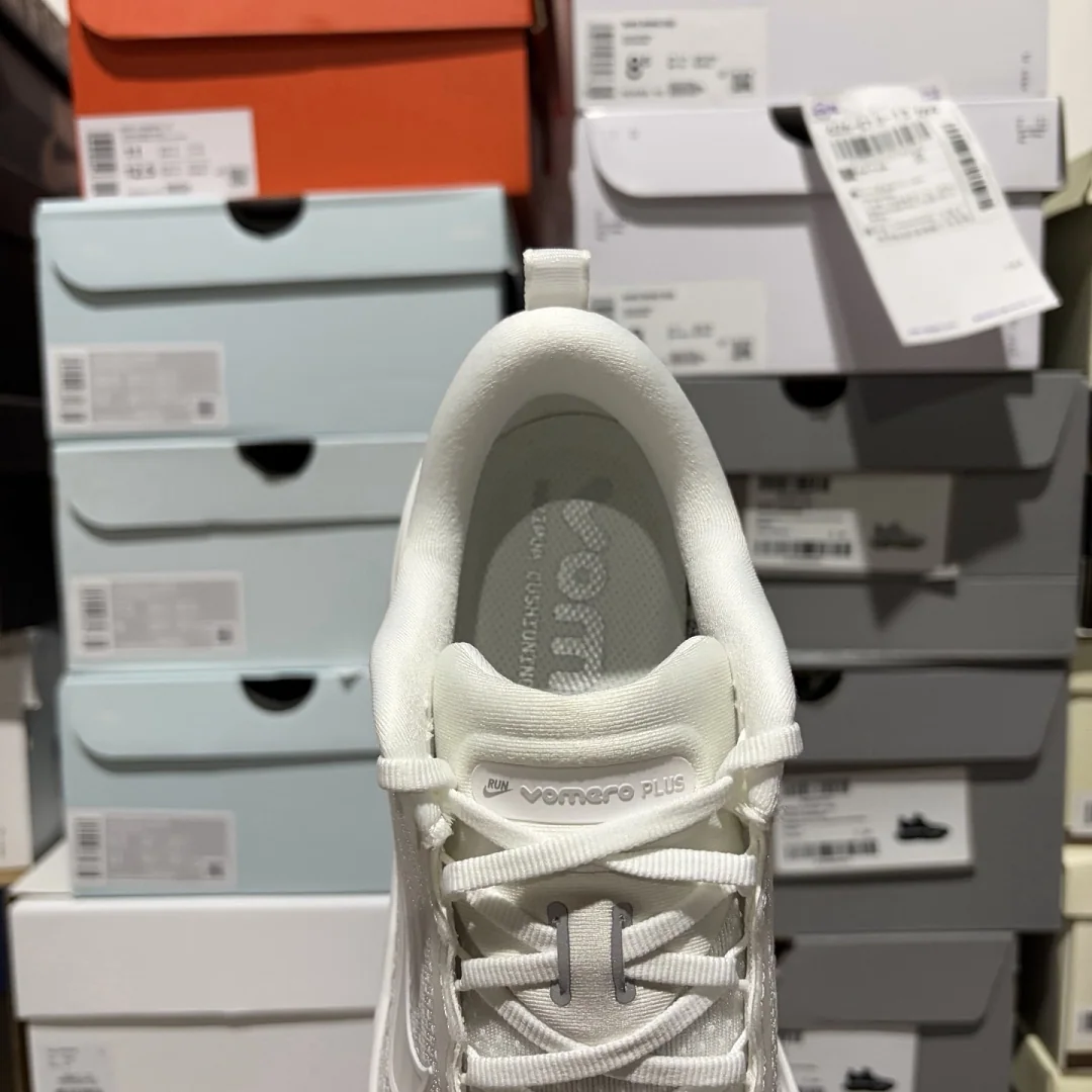 나이키 [GT] 보메로 플러스 HV8154-102 201497 Nike Vomero Plus Triple White 상세 이미지 4