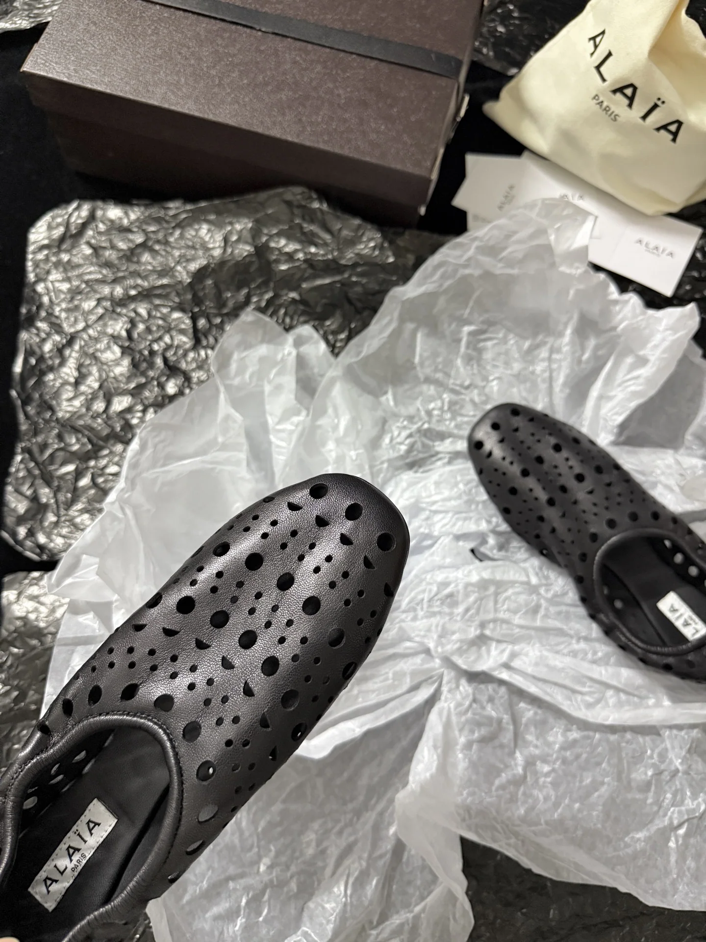 알라이아 펀칭 스웨이드 로퍼 상세 이미지 6