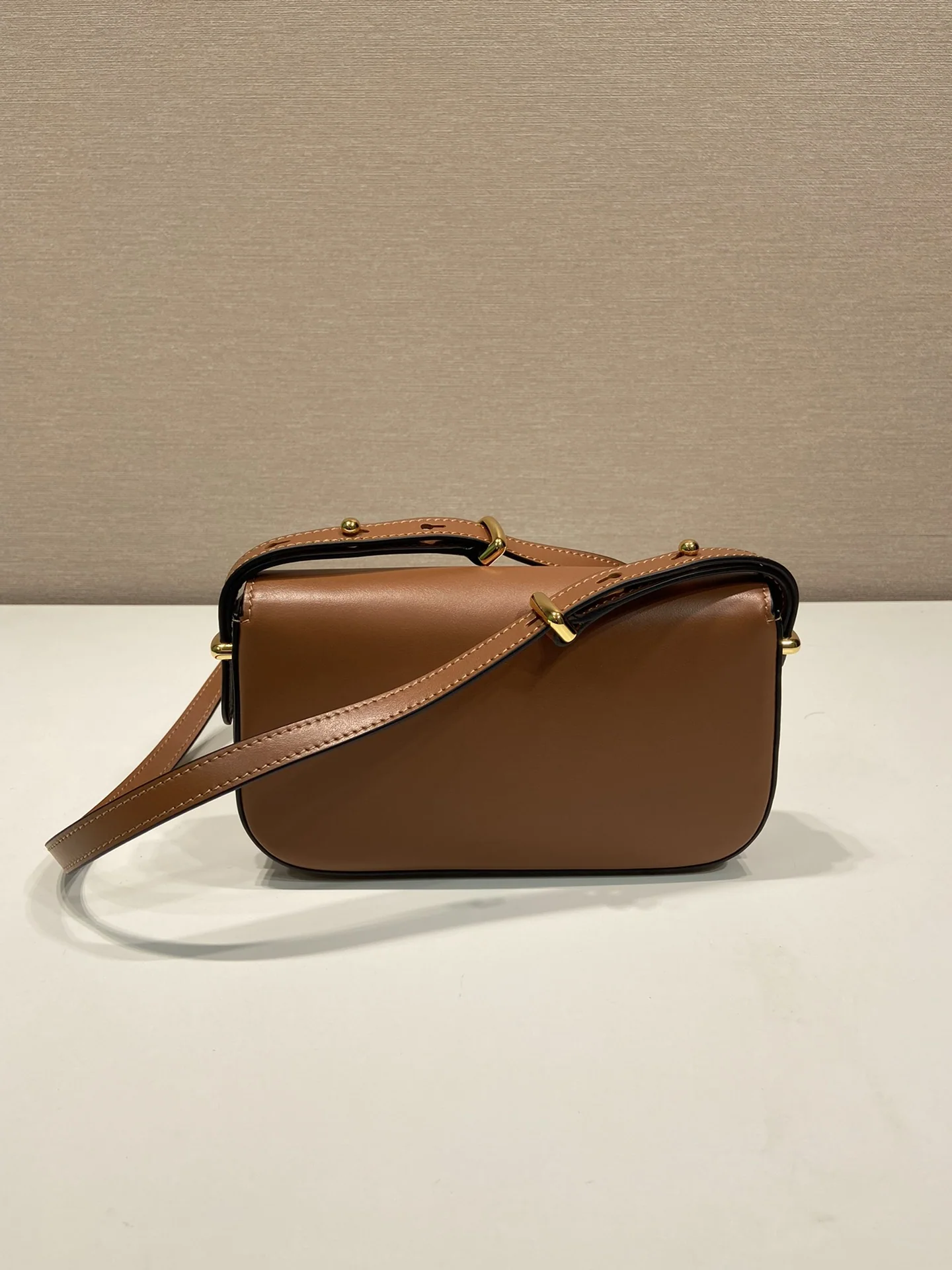 프라다 송아지가죽 삼각로고 숄더백 1BD339 상세 이미지 4