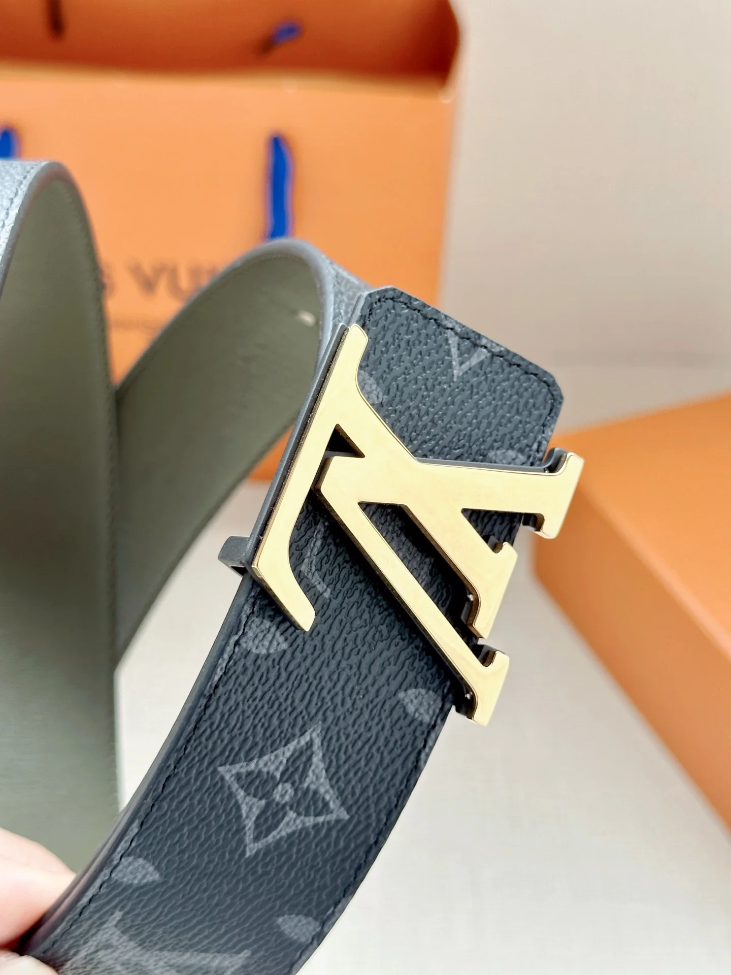 루이비통 LV 4.0 와이드 스틸 버클 리버서블 가죽 벨트 상세 이미지 8