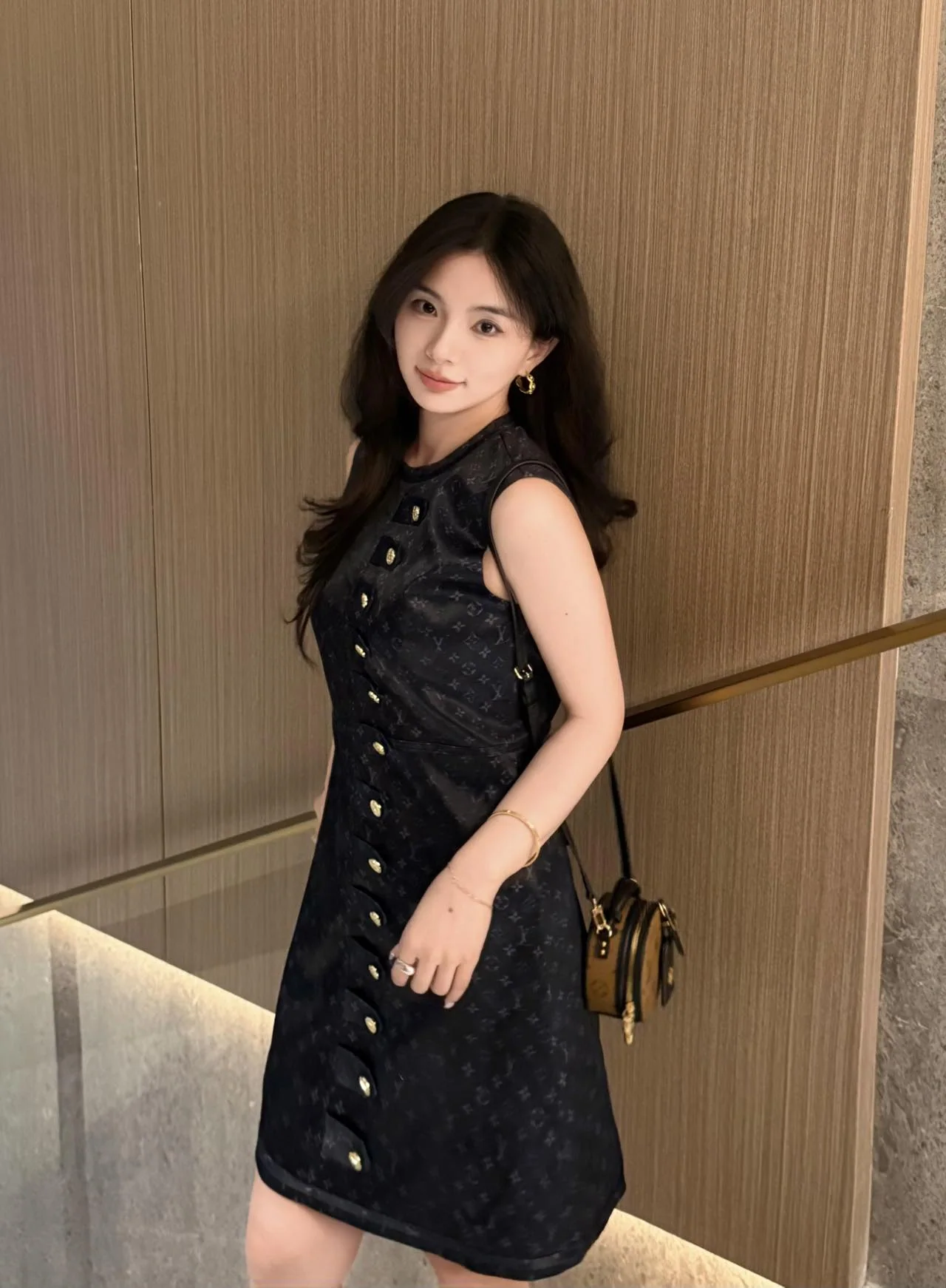 루이비통 골드 로고 프린트 민소매 원피스 상세 이미지 8