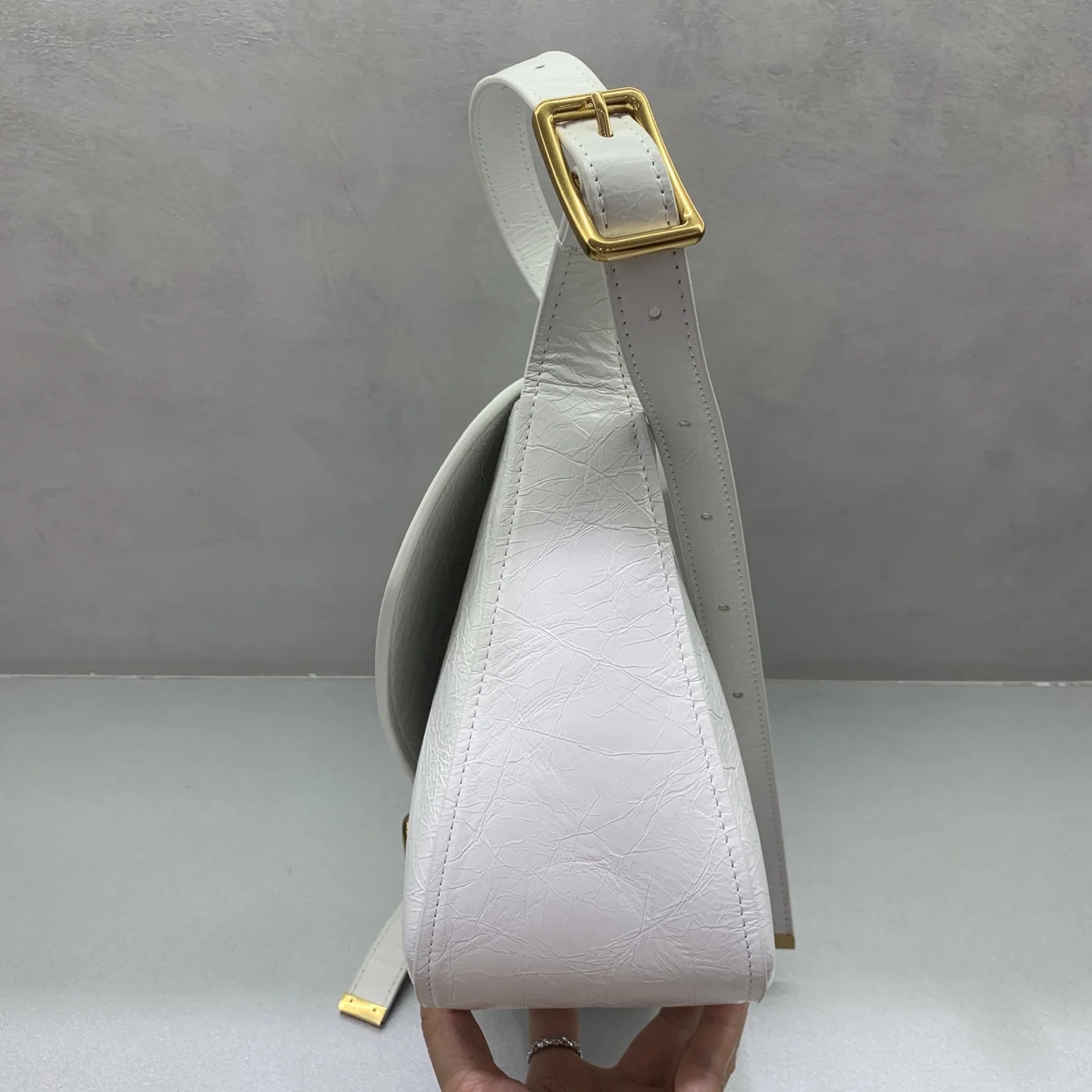 발렌시아가 클래식 곡선 실루엣 숄더백 상세 이미지 3