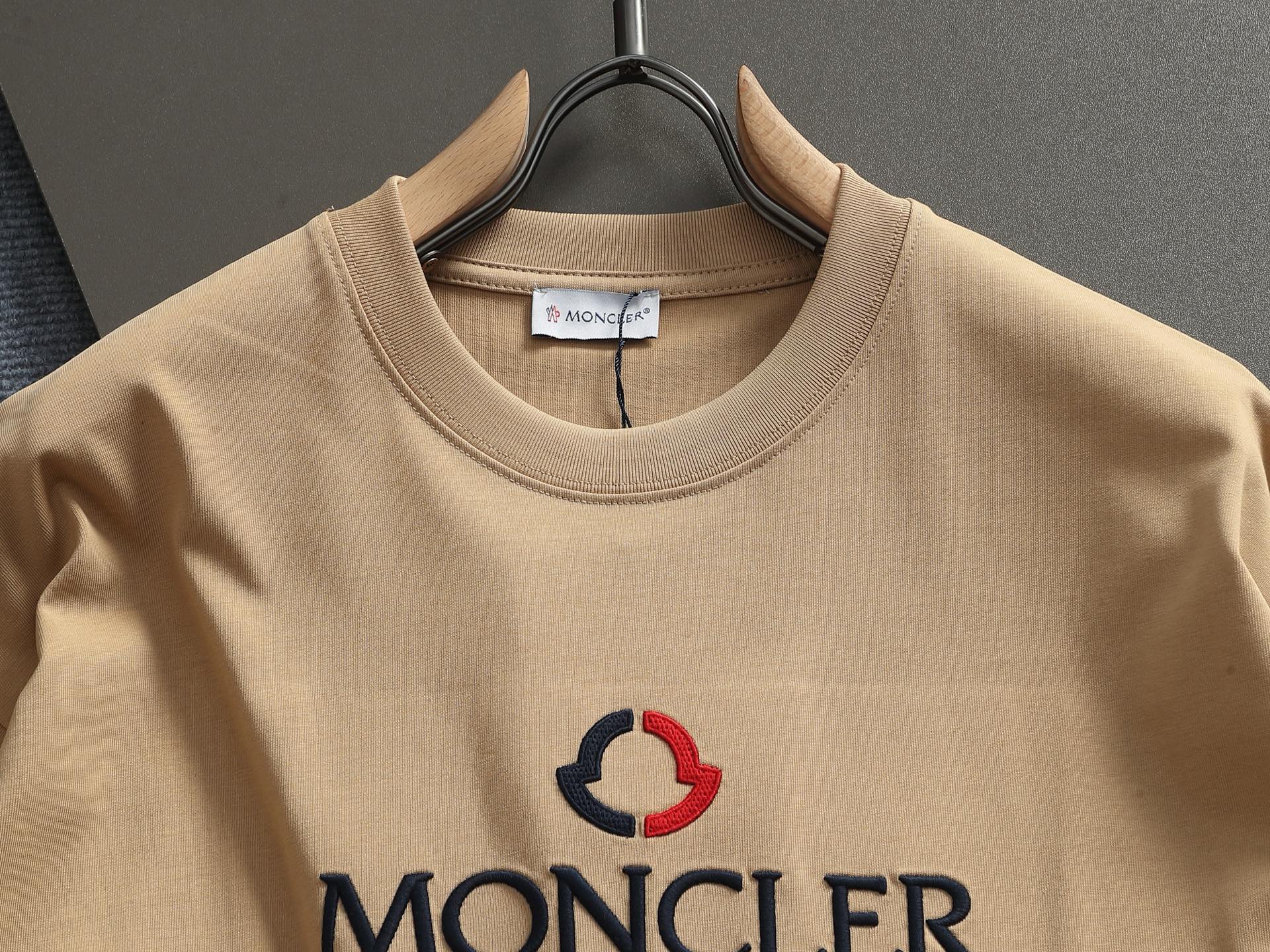 몽클레어 로고 자수 남성 반팔 티셔츠 상세 이미지 2