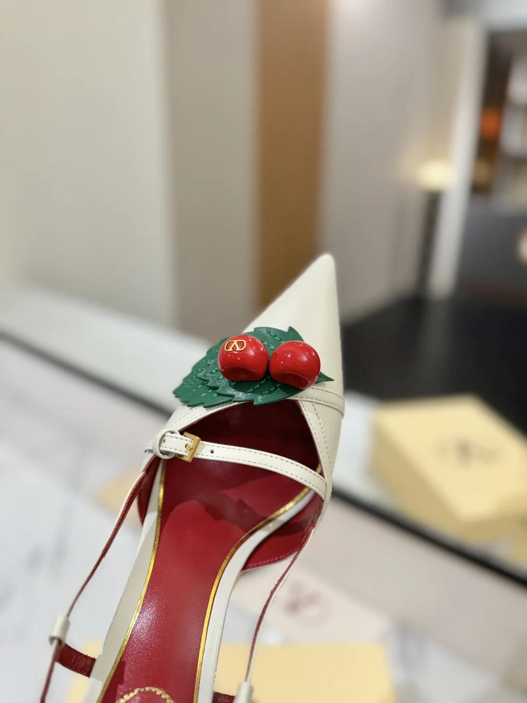 발렌티노 V 버클 벚꽃 샌들 상세 이미지 6