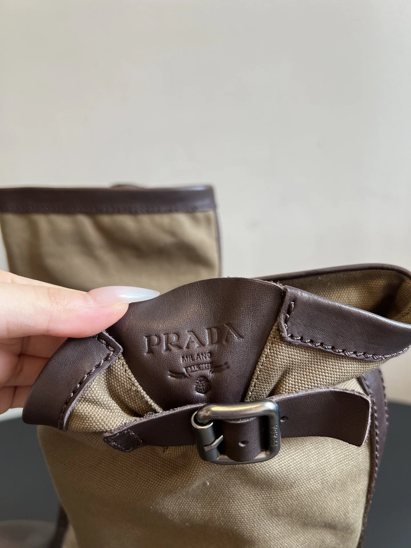 프라다 부츠 가죽 메탈 버클 스트랩 상세 이미지 8