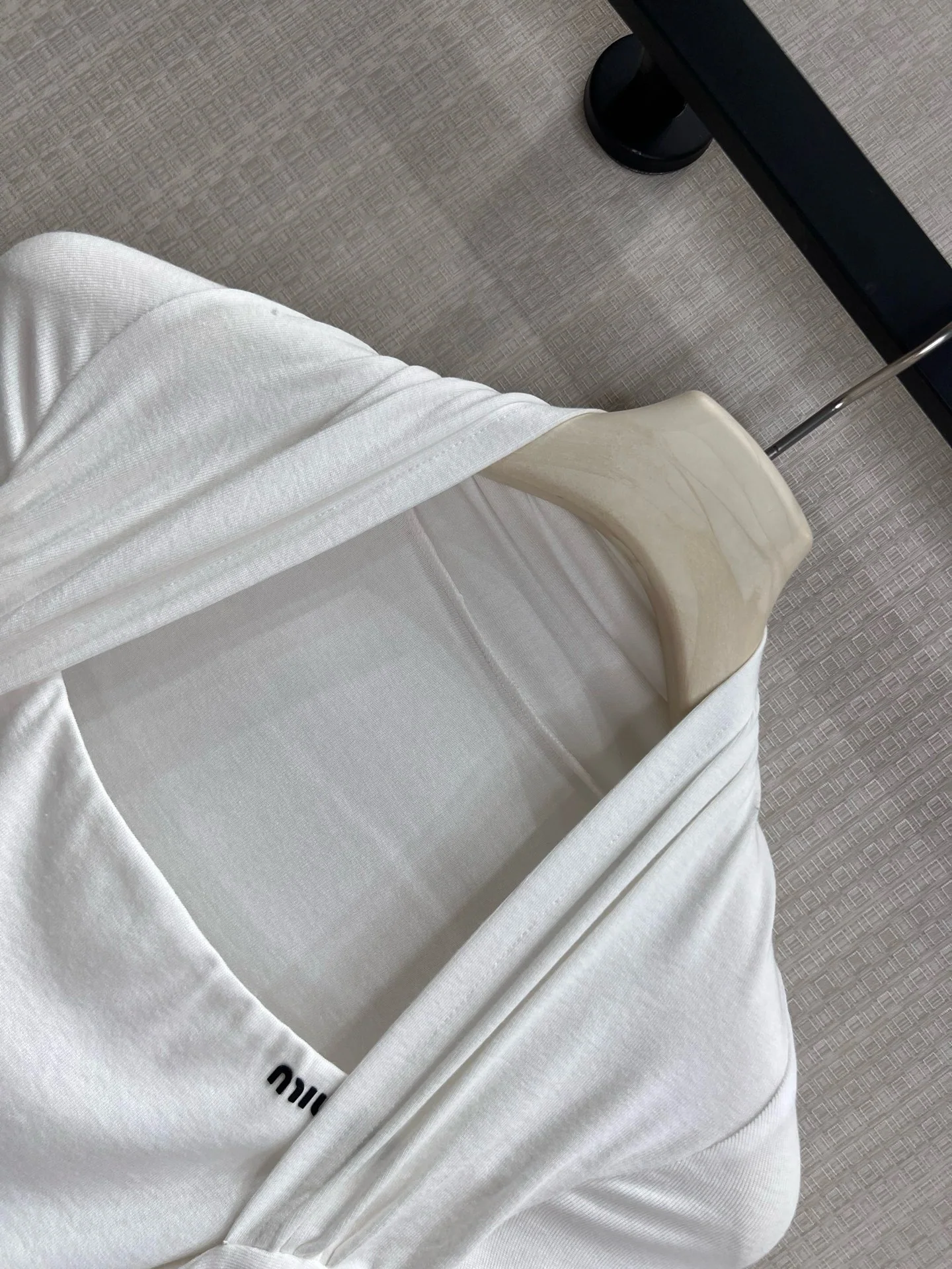 미우미우 홀터넥 스퀘어넥 니트 반팔 티셔츠 상세 이미지 4