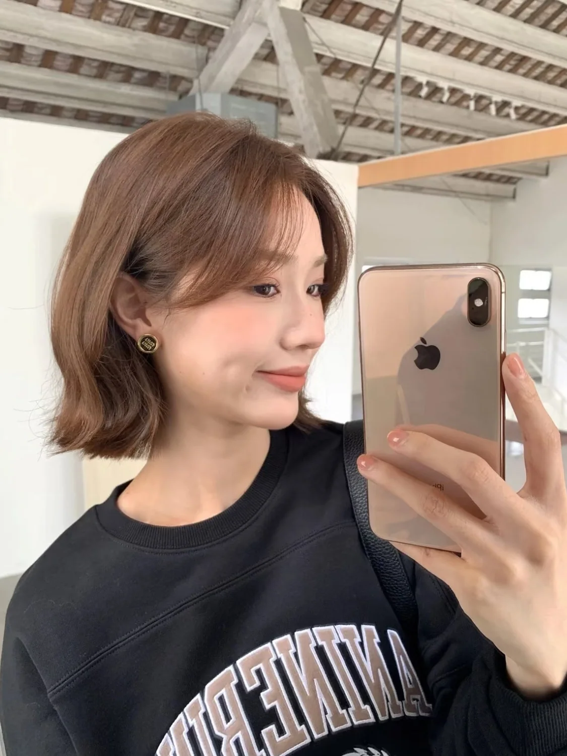 미우미우 블랙 에나멜 금속 버튼 귀걸이 상세 이미지 9