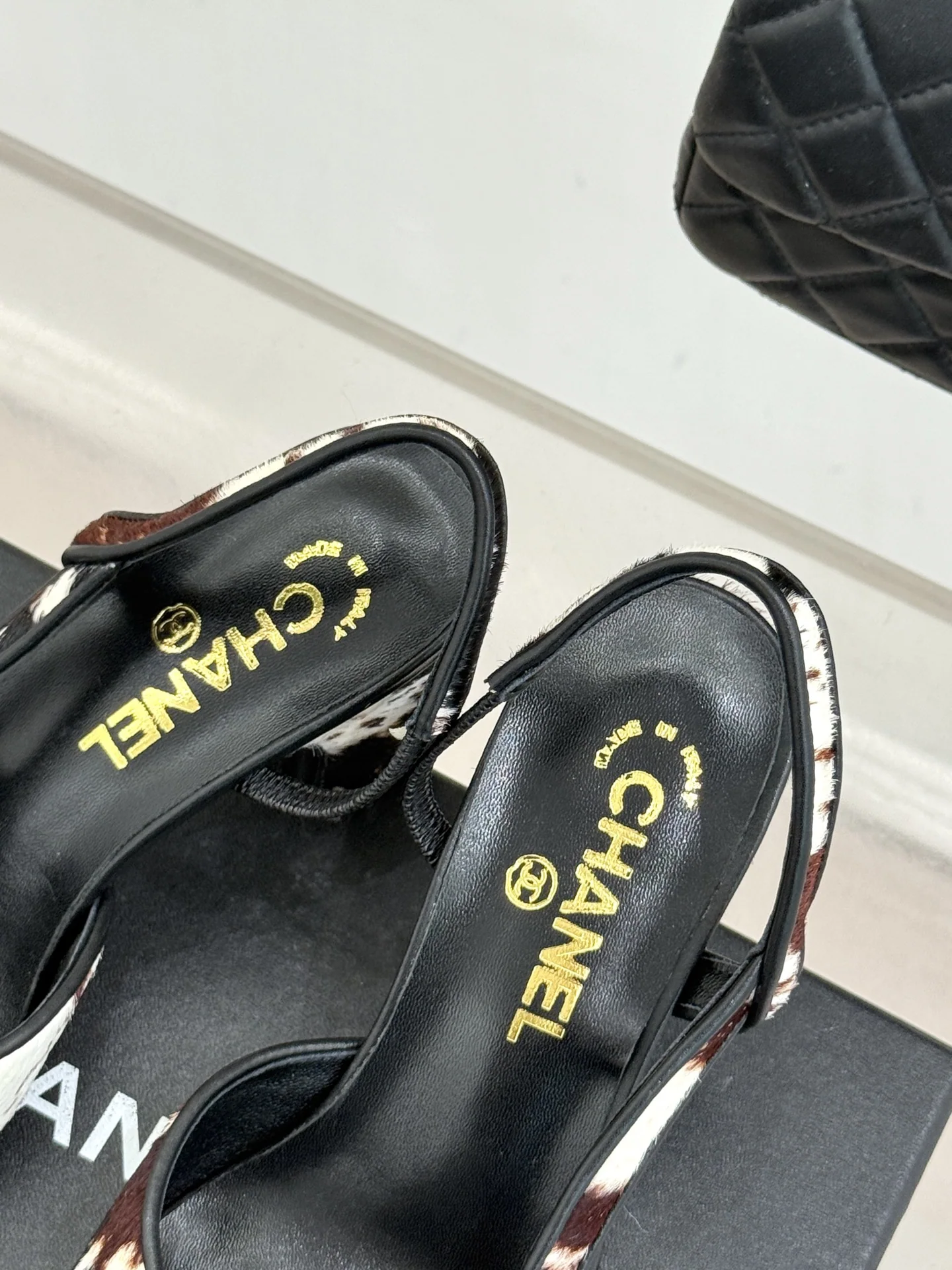 샤넬 더블 C 메탈 버클 포니 헤어 샌들 상세 이미지 8