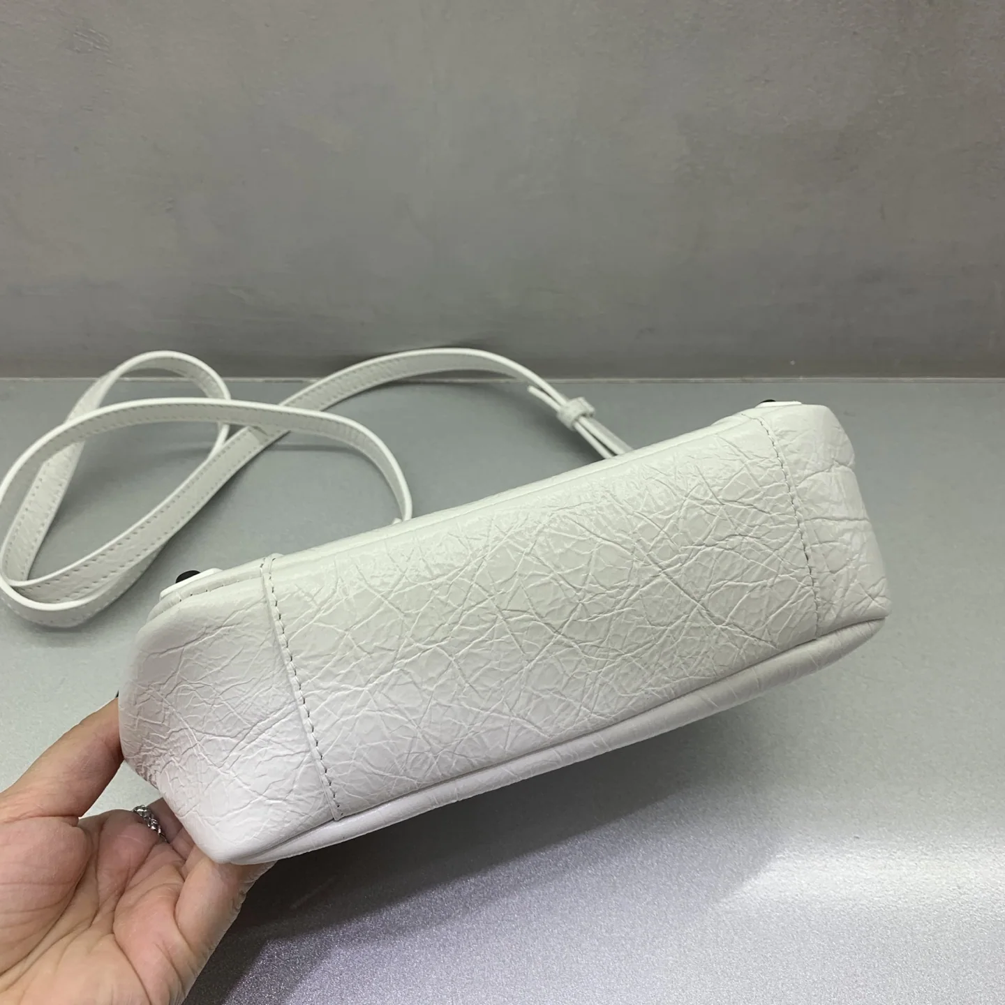 발렌시아가 크랙클 가죽 숄더백 상세 이미지 4