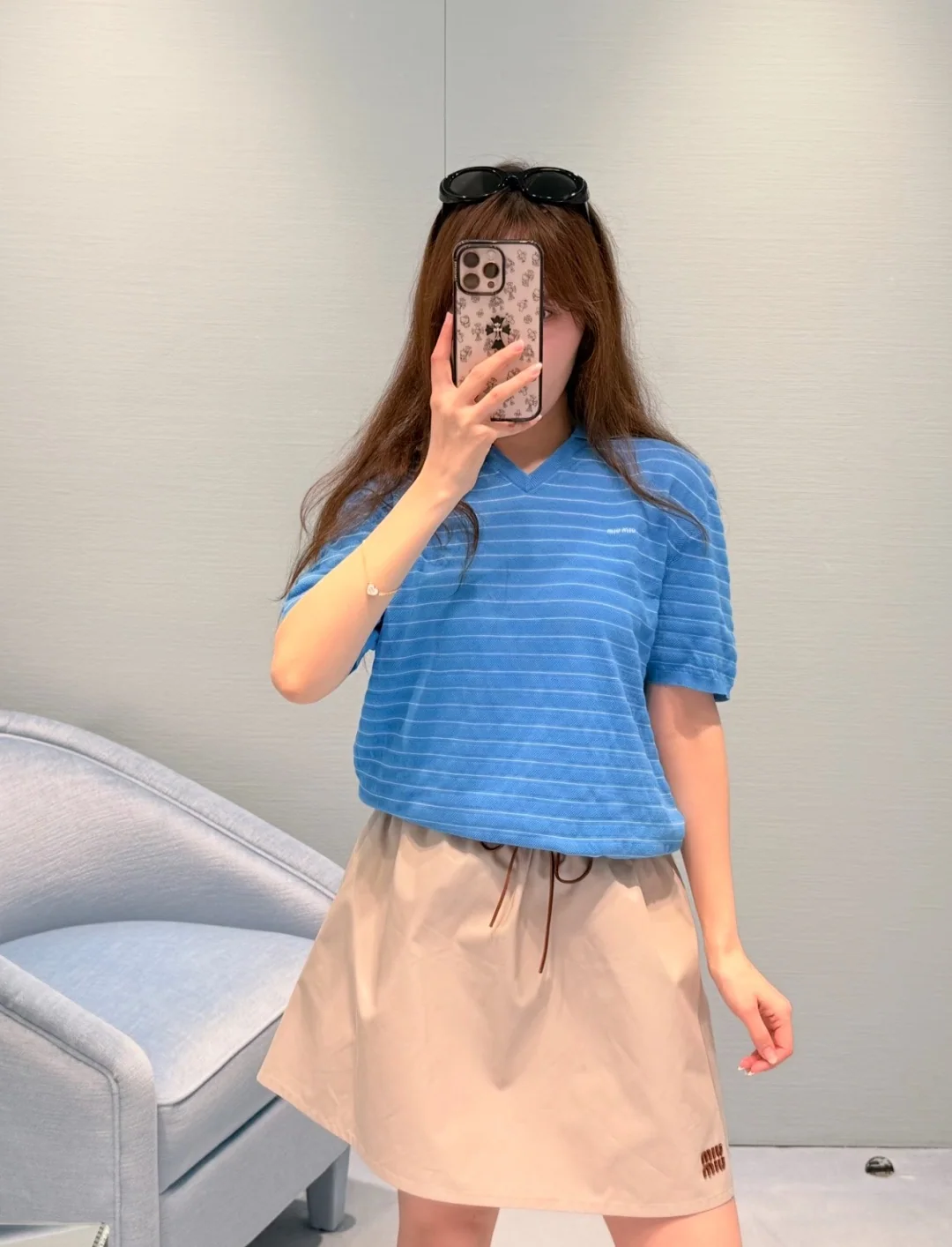 미우미우 블루 화이트 스트라이프 V넥 반팔 티셔츠 상세 이미지 1
