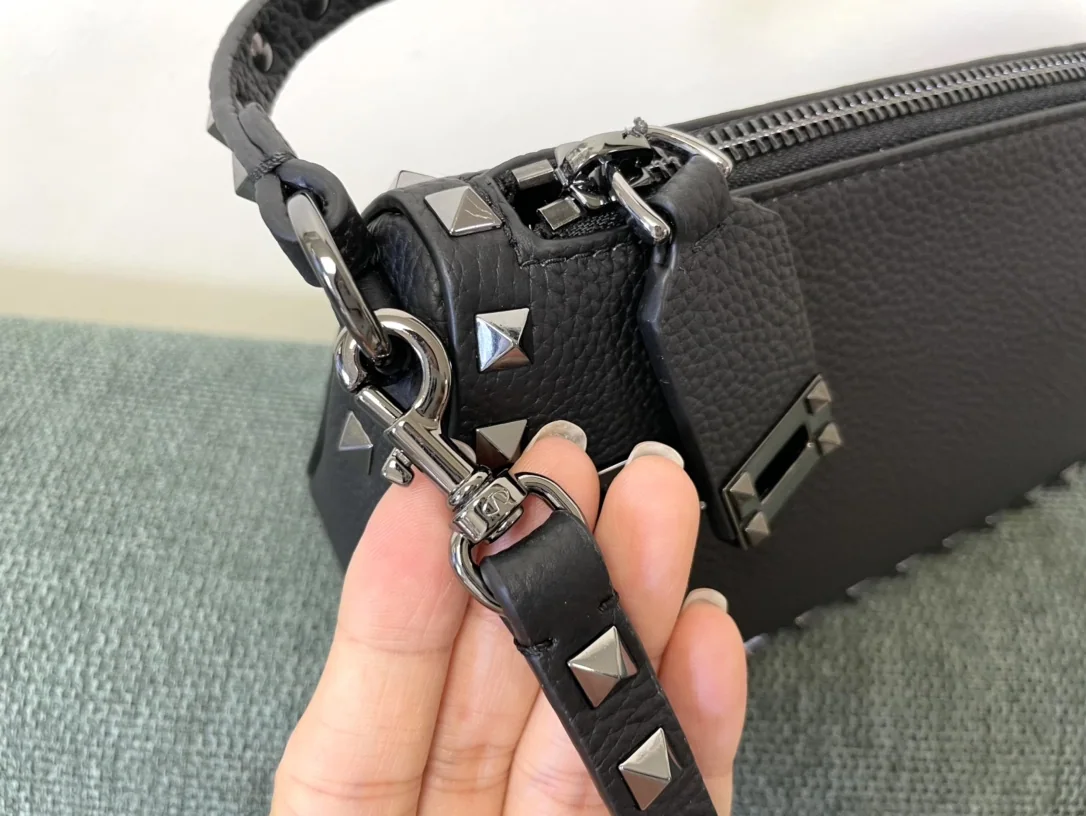 발렌티노 가라바니 락스터드 카프스킨 크로스백 상세 이미지 6
