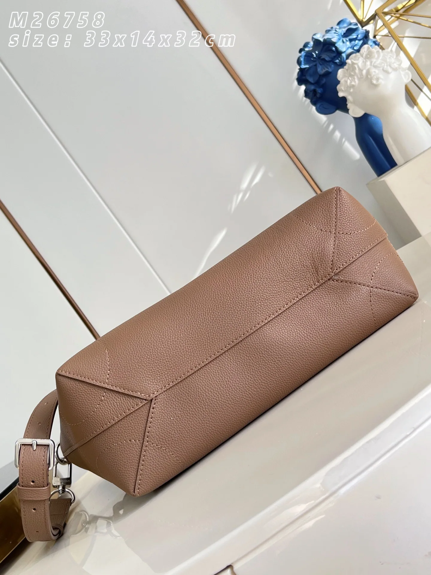 루이비통 M26758 브라운 핸드백 상세 이미지 11