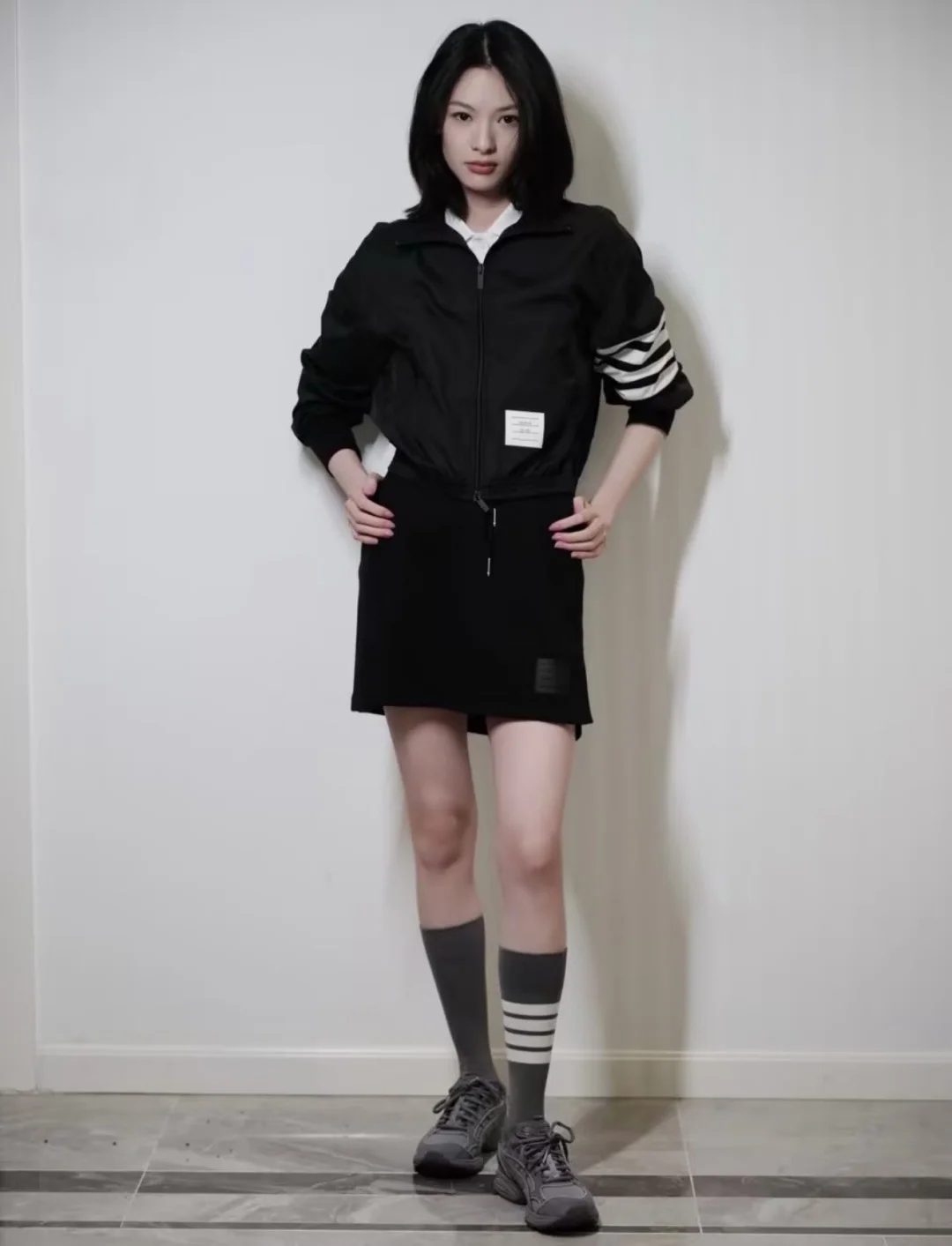 톰브라운 4 바 스트라이프 경량 나일론 여성 자켓 상세 이미지 3