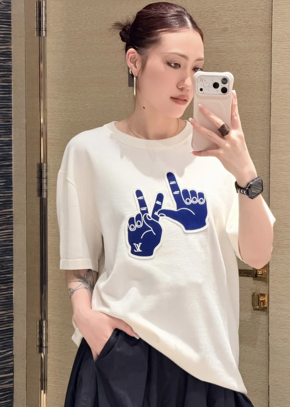 루이비통 핸드 제스처 로고 패치워크 남성 반팔 상세 이미지 7
