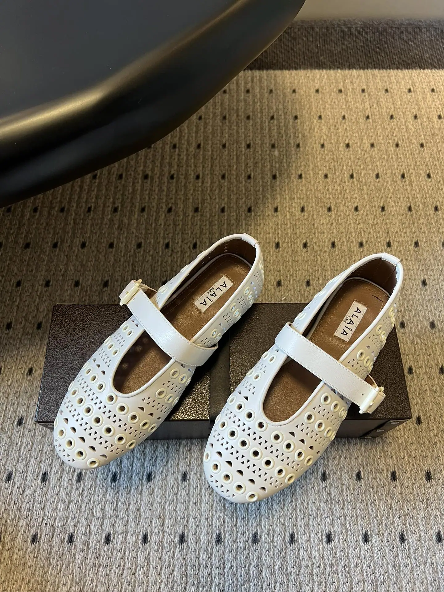 알라이아 펀칭 라운드 메리제인 상세 이미지 2