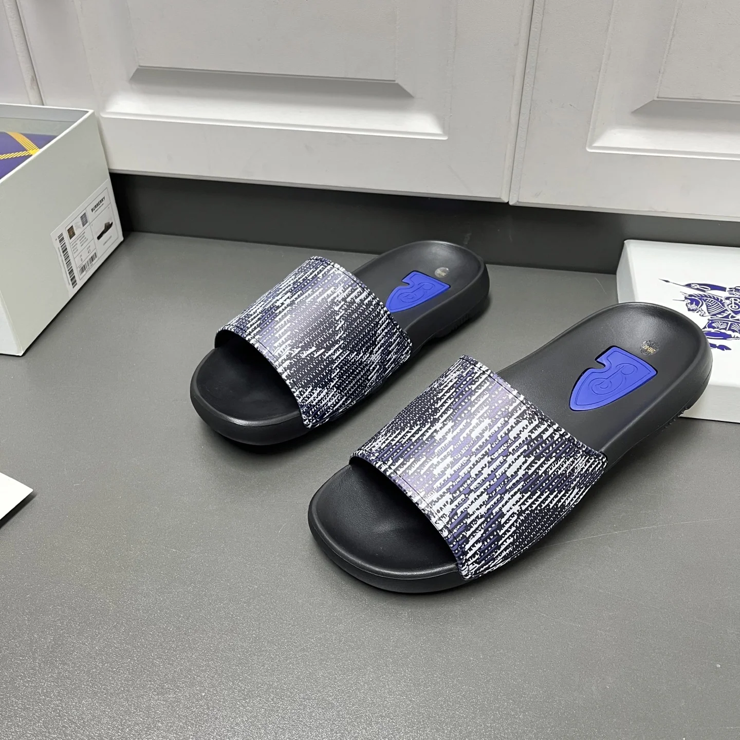 버버리 체크 샌들 상세 이미지 2