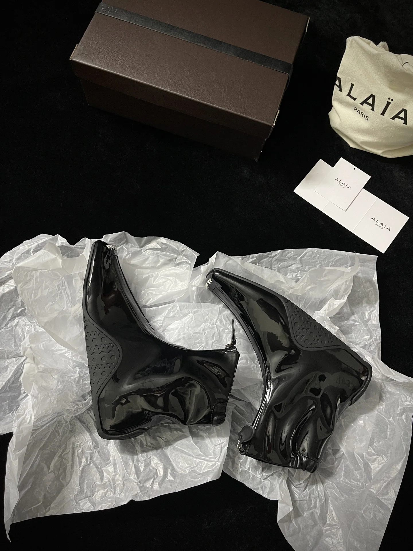 알라이아 스퀘어 토 지퍼 디테일 여성 신발 상세 이미지 6