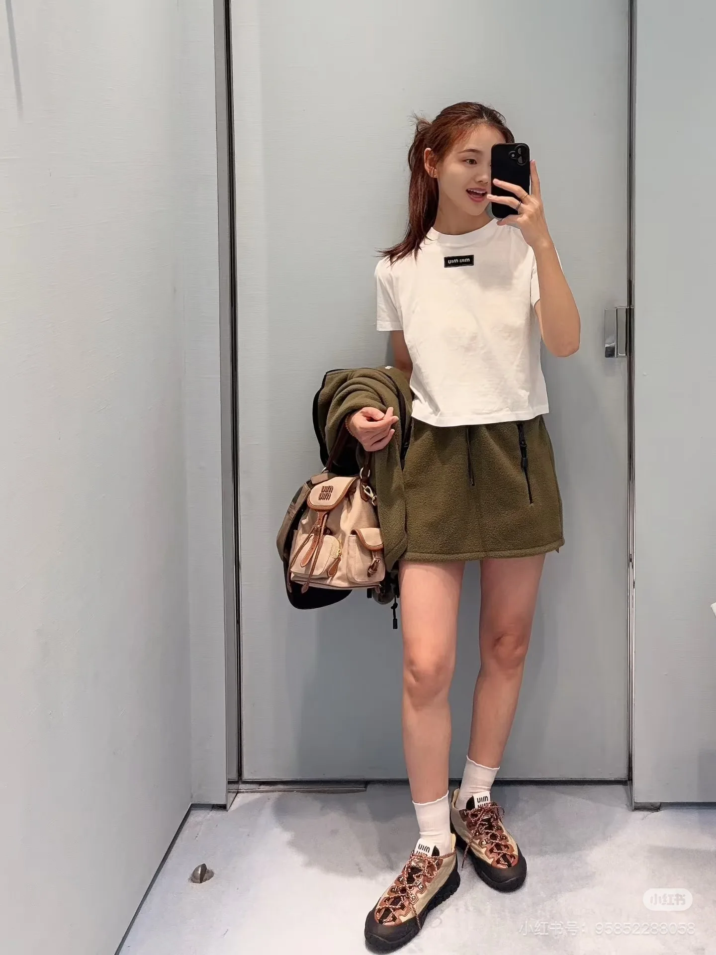 미우미우 올리브그린 플리스 여성 반팔 티셔츠 상세 이미지 2