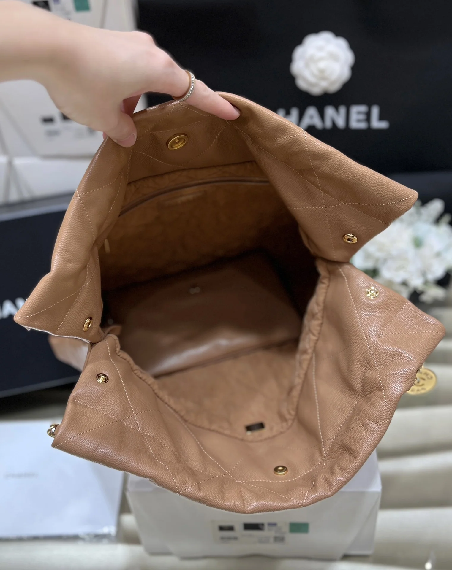 샤넬 에나멜 가죽 체인 숄더백 상세 이미지 5