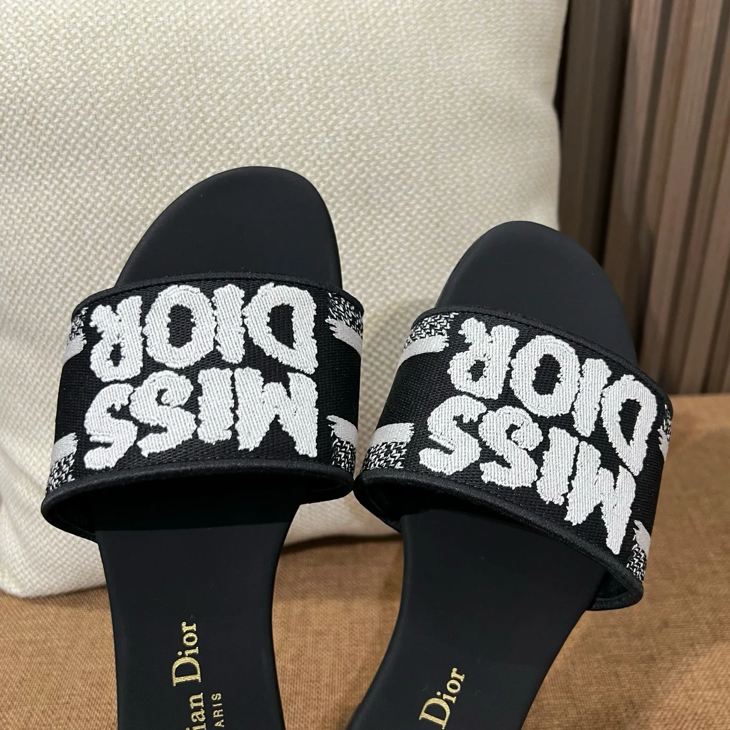 디올 자수 캔버스 샌들 상세 이미지 8