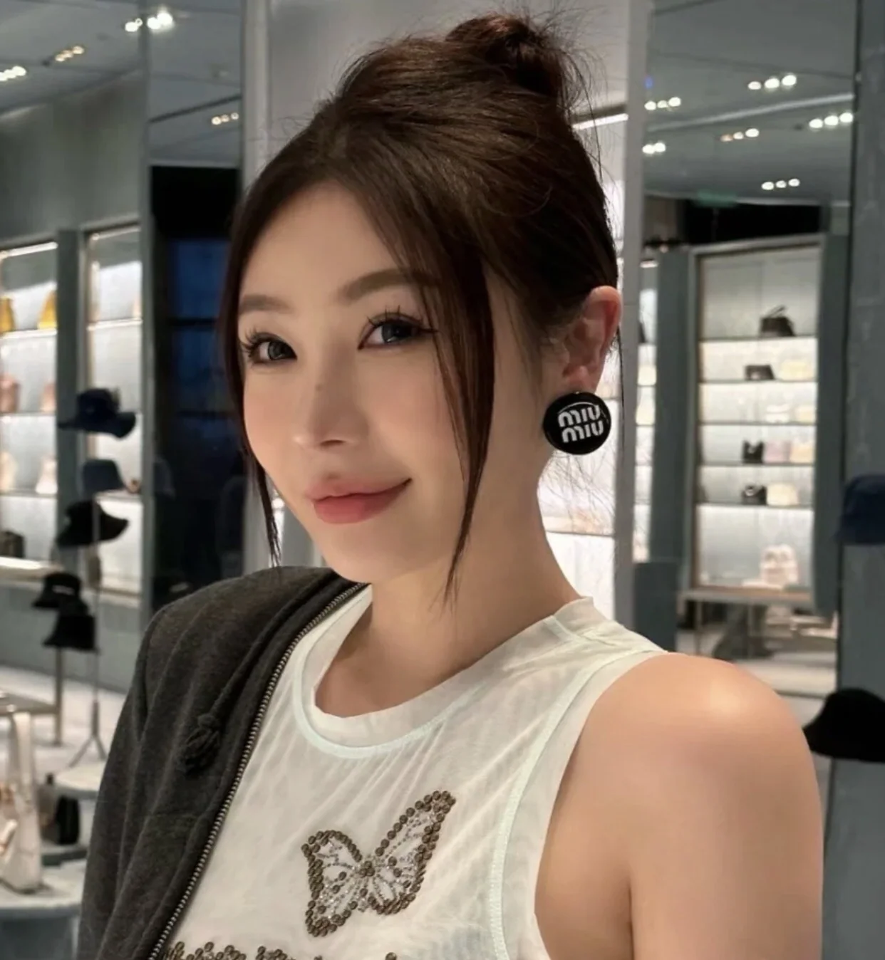 미우미우 블랙 라운드 클립 귀걸이 상세 이미지 2