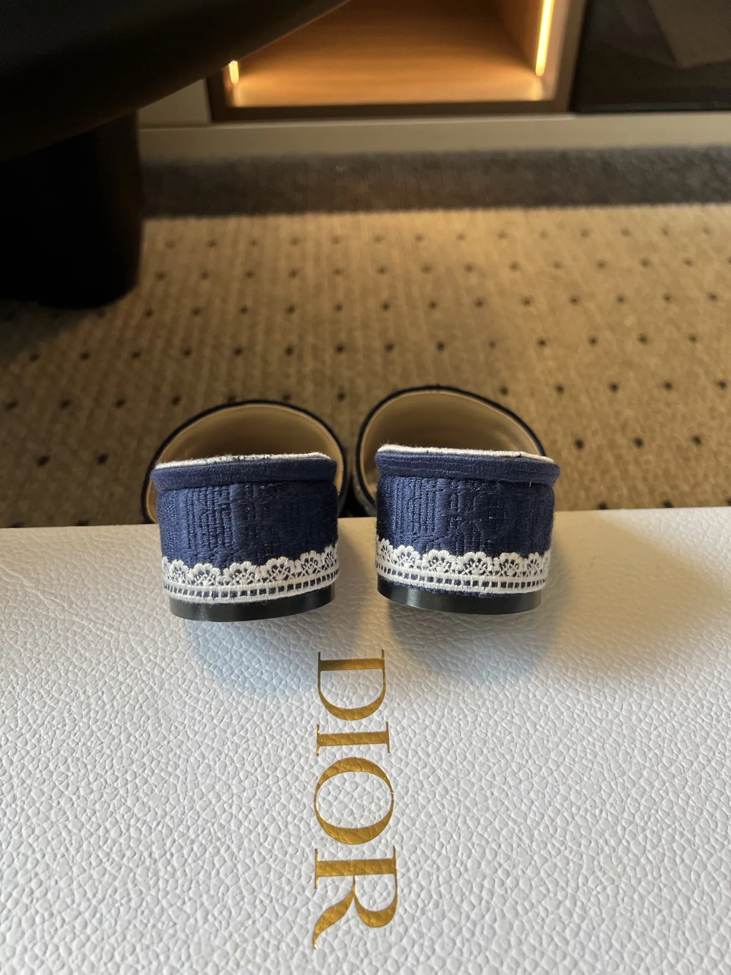 디올 뉴 레이스 모노그램 로우 힐 슬링백 상세 이미지 9