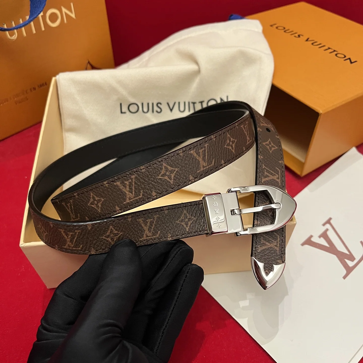 루이비통 소가죽 조각 무늬 여성용 벨트 상세 이미지 9