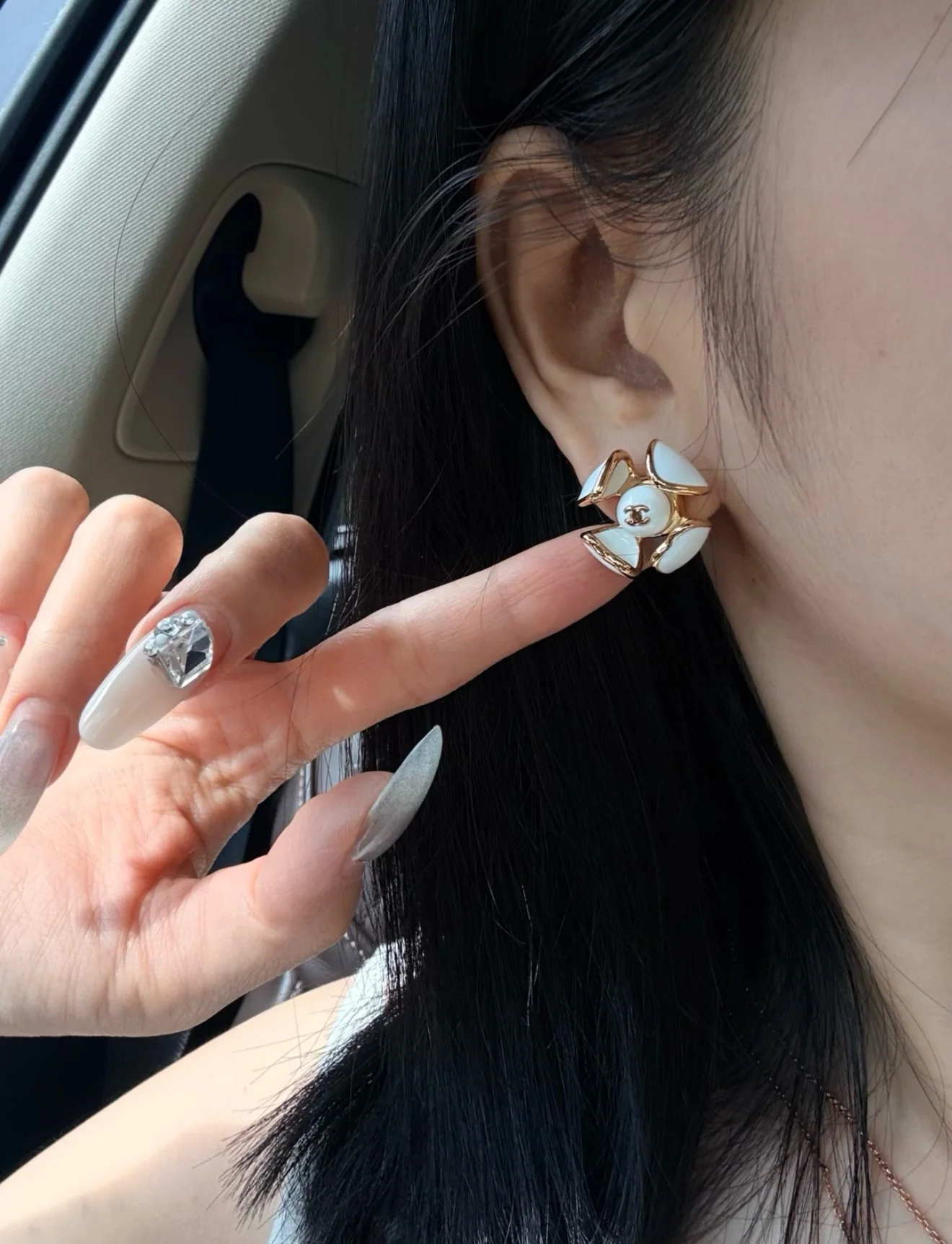 샤넬 카멜리아 에나멜 귀걸이 상세 이미지 3