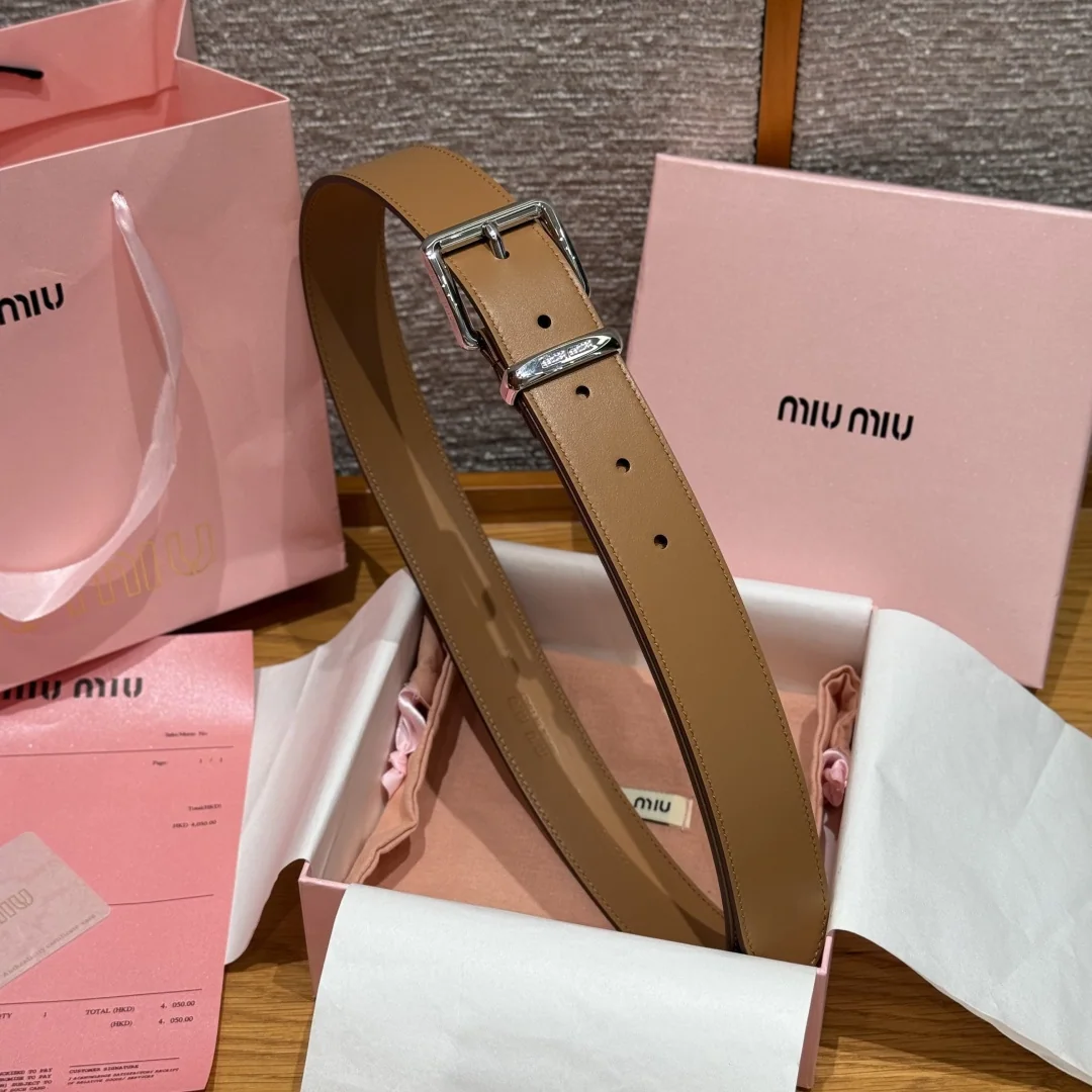 미우미우 각인 로고 가죽 벨트 상세 이미지 5