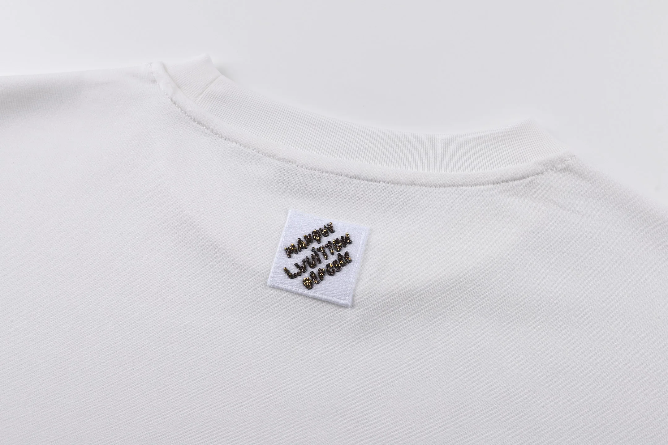 루이비통 스팽글 자수 로고 크루넥 반팔 티셔츠 상세 이미지 4